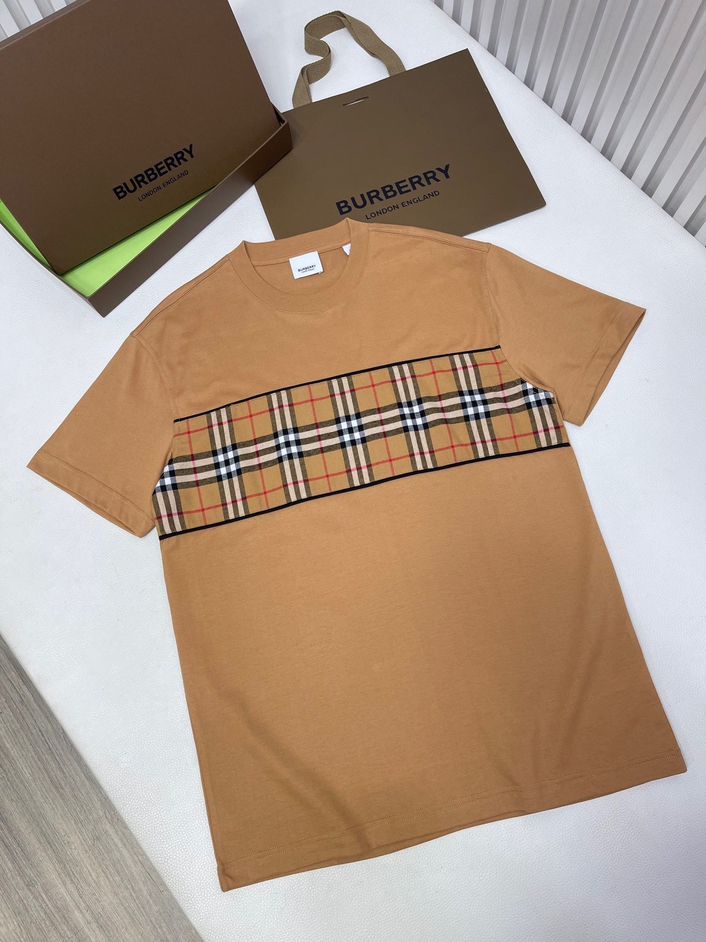 Schwarzes, weißes und khakifarbenes T-Shirt