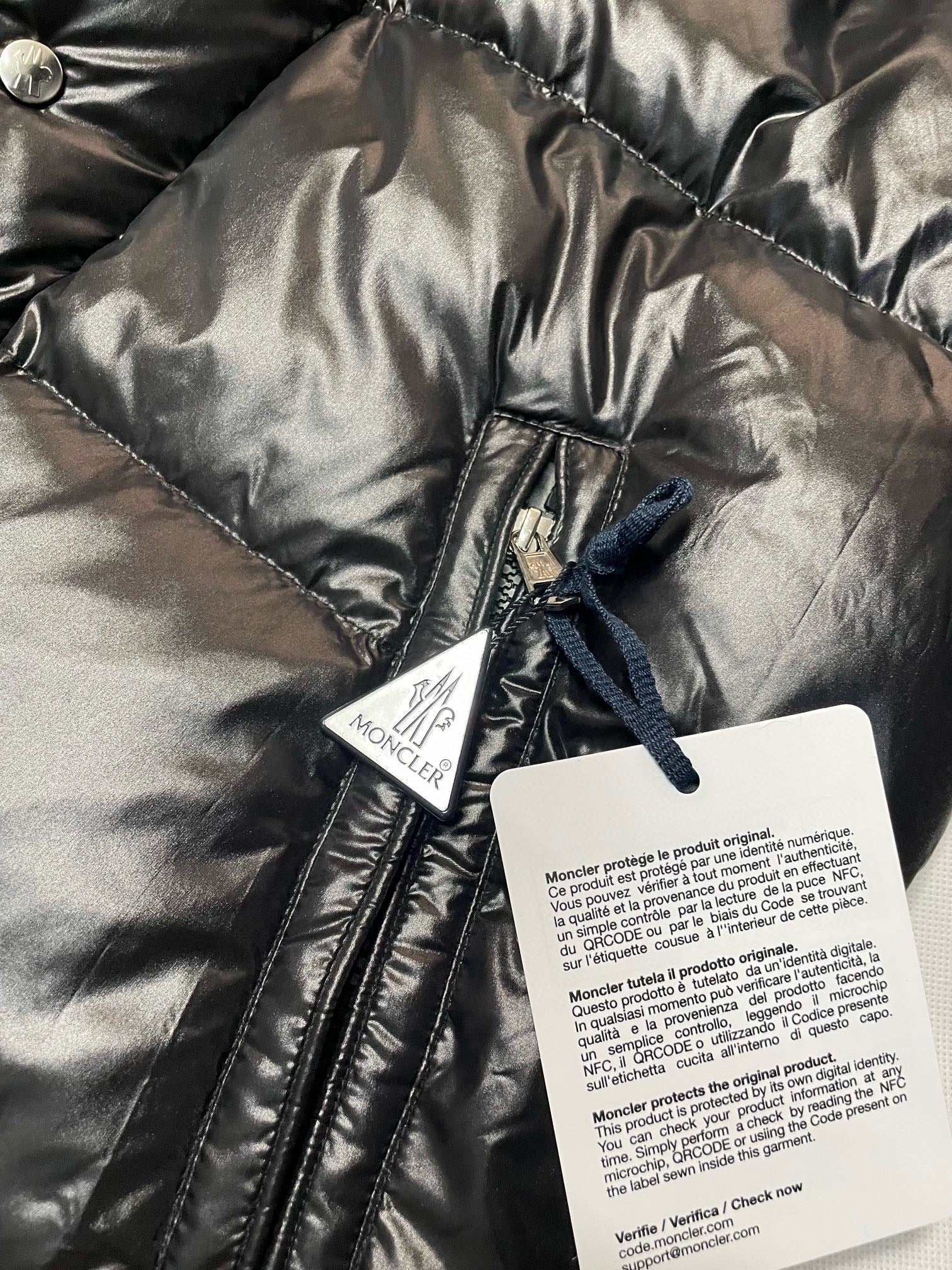 Schwarz-grüne Jacke