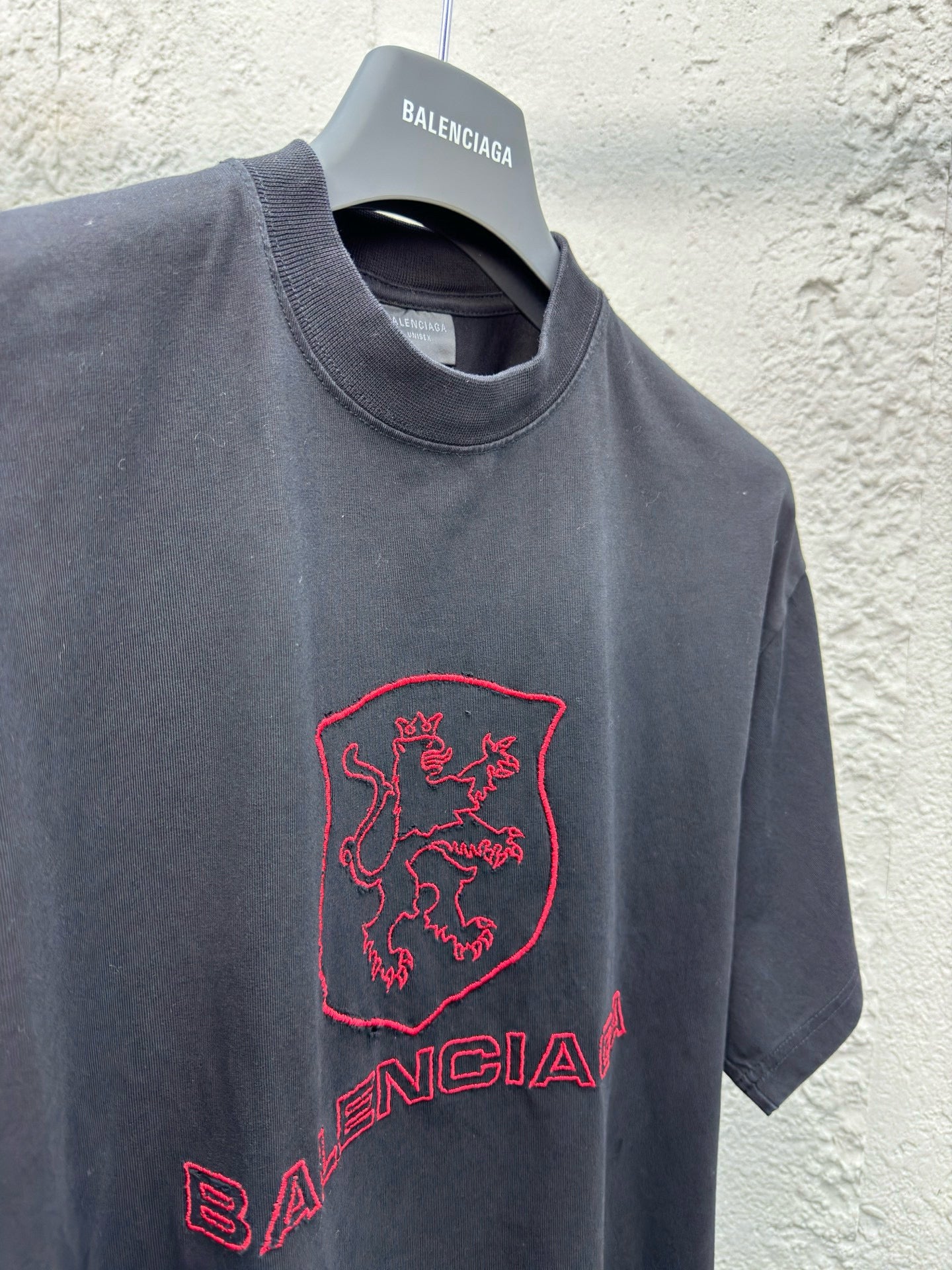 تي شيرت أسود داكن