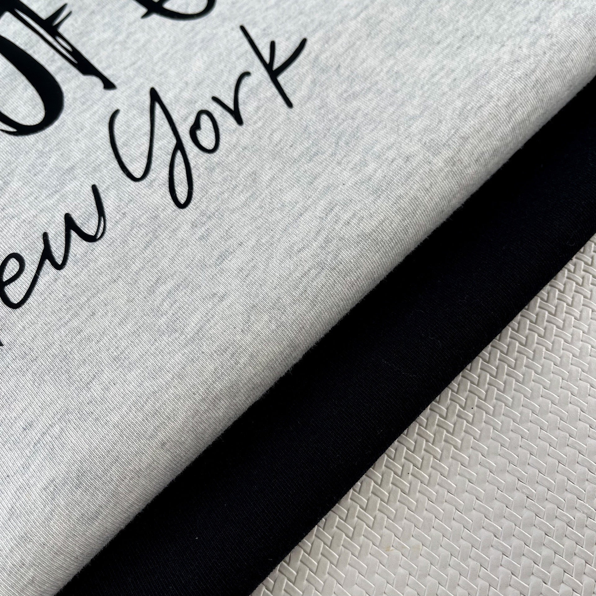 Schwarzes und graues T-Shirt