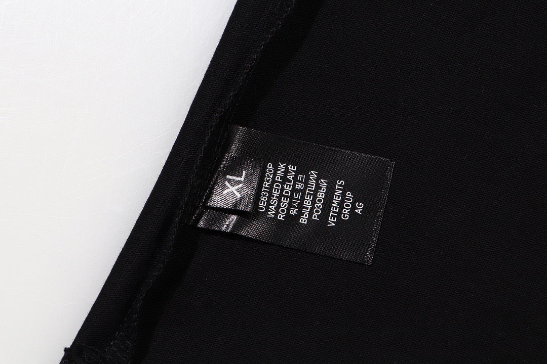 Schwarz-weißes T-Shirt