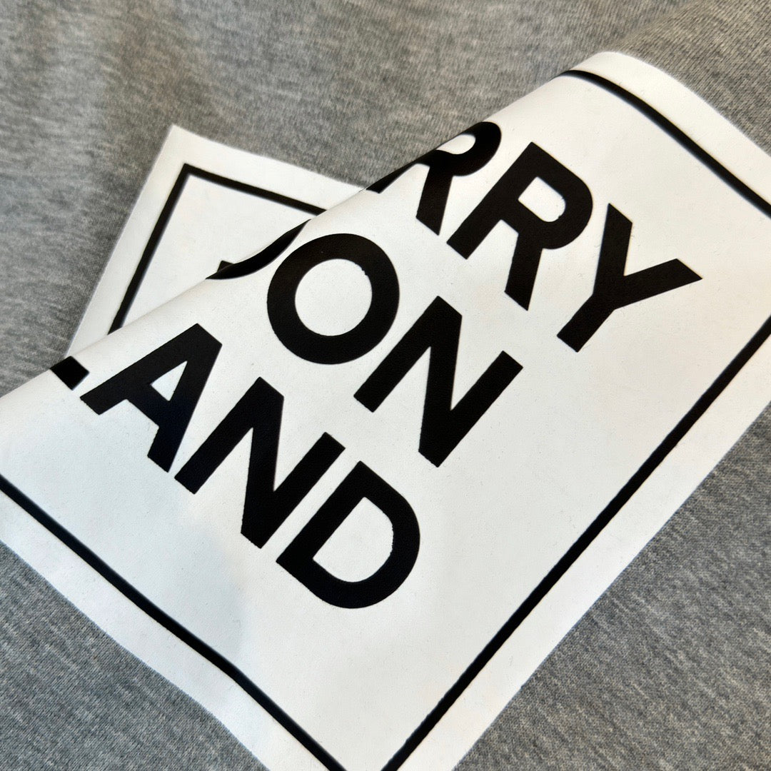 Schwarzes, weißes, khakifarbenes und graues T-Shirt