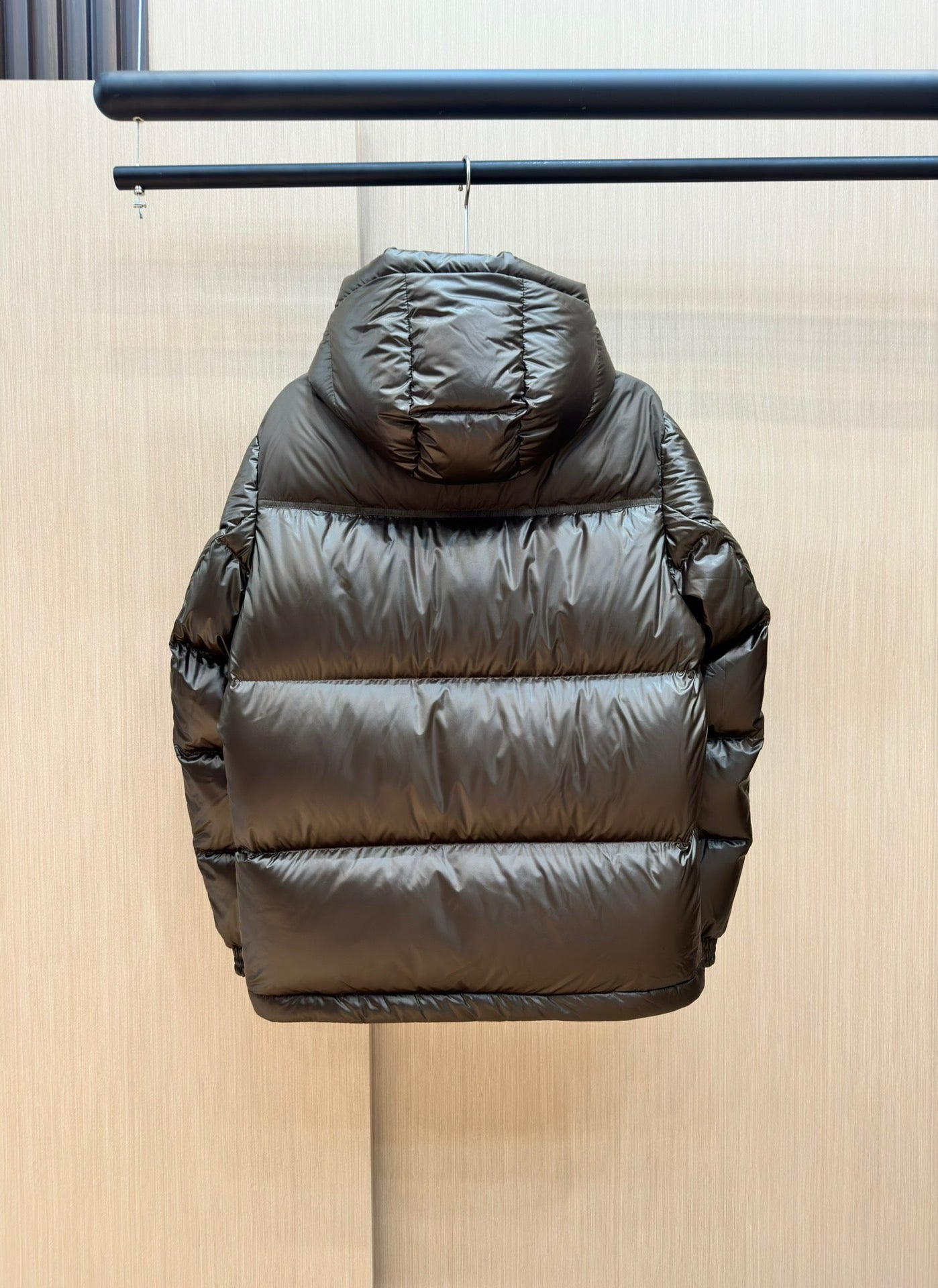 Schwarze und dunkelblaue Jacke