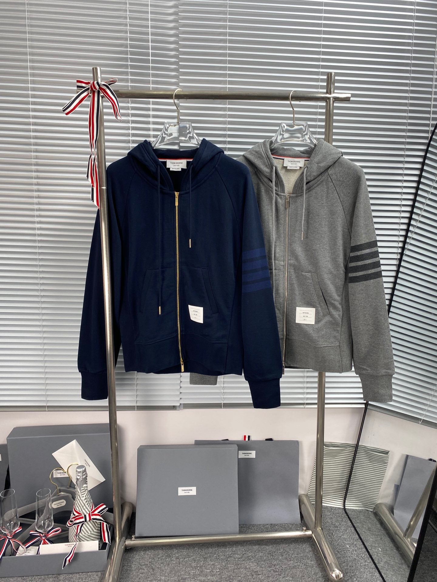 Dunkelblaue und graue Jacke