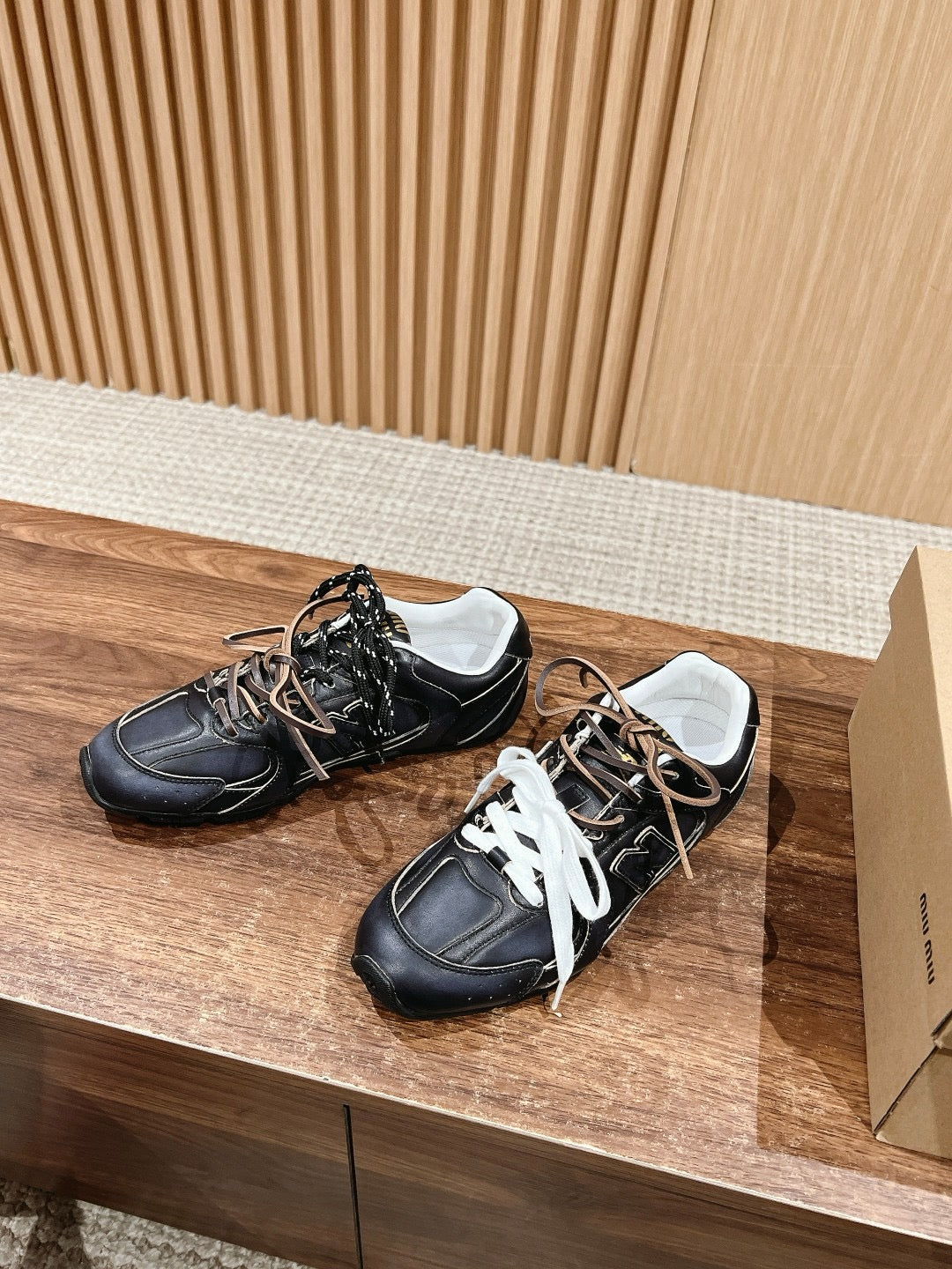 أحذية متعددة الألوان