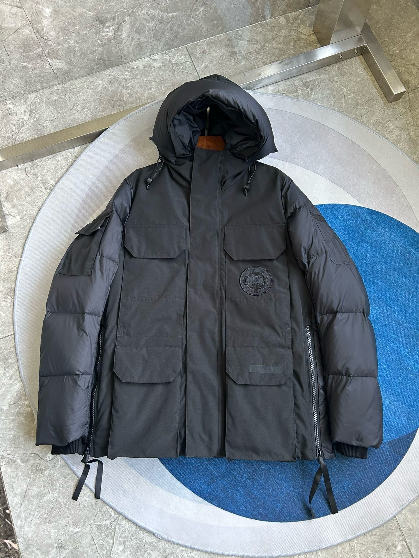 Weiße, graue und schwarze Jacke