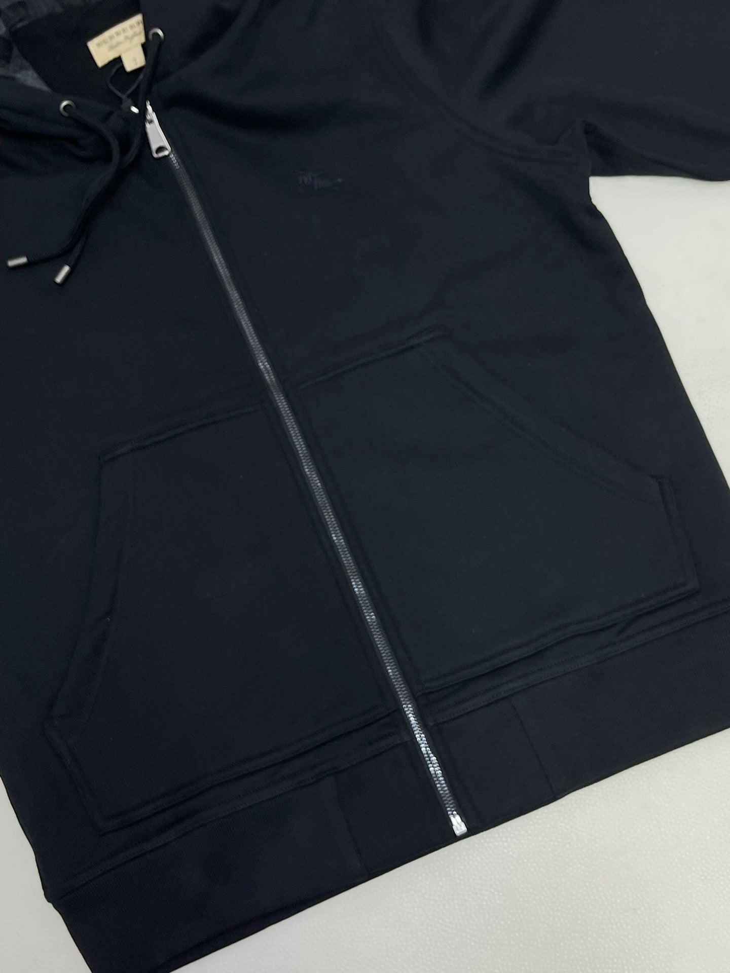 Schwarze und graue Jacke