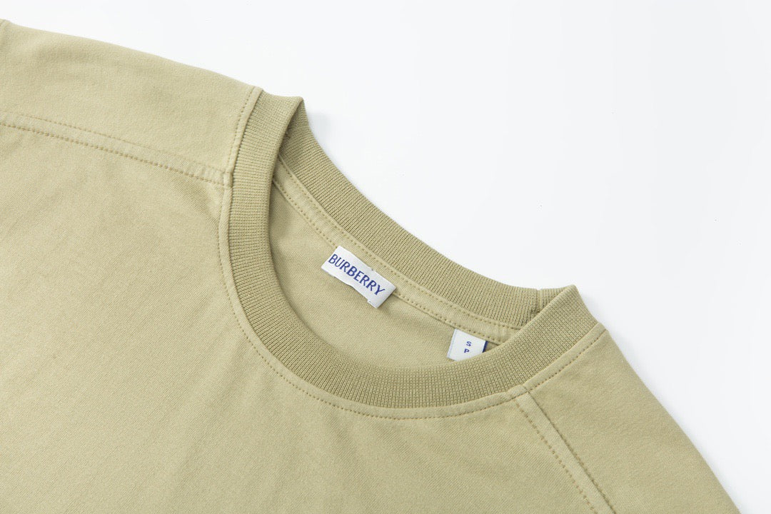 Dunkelgrünes und graues T-Shirt