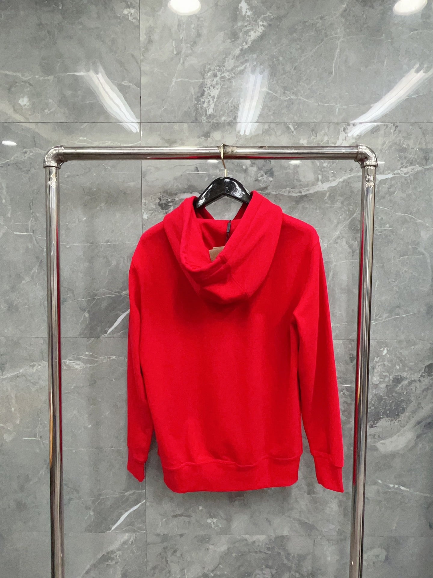Kapuzenpullover in Schwarz, Khaki, Blau und Rot