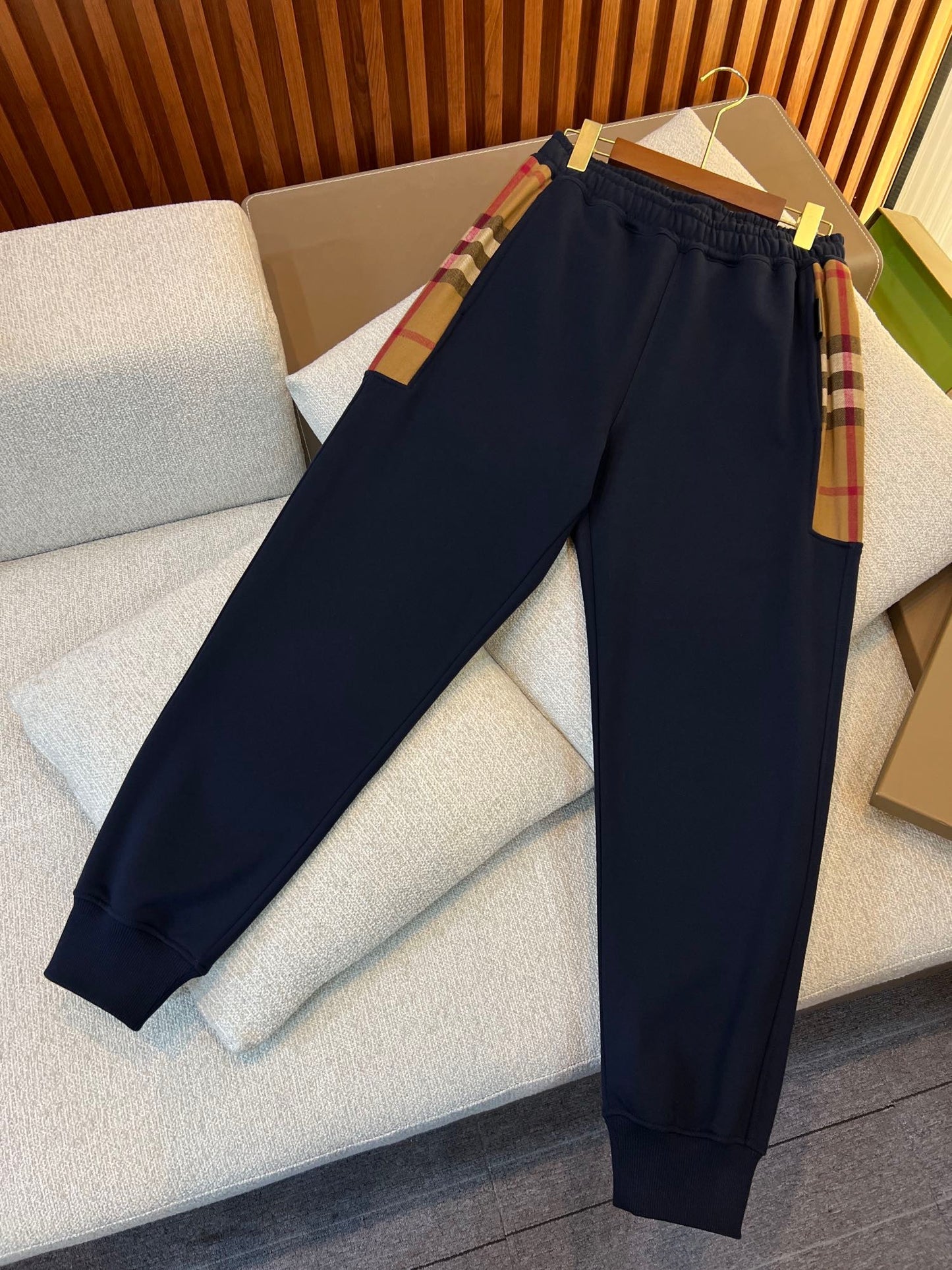 Schwarze, graue, khakifarbene und blaue Hose