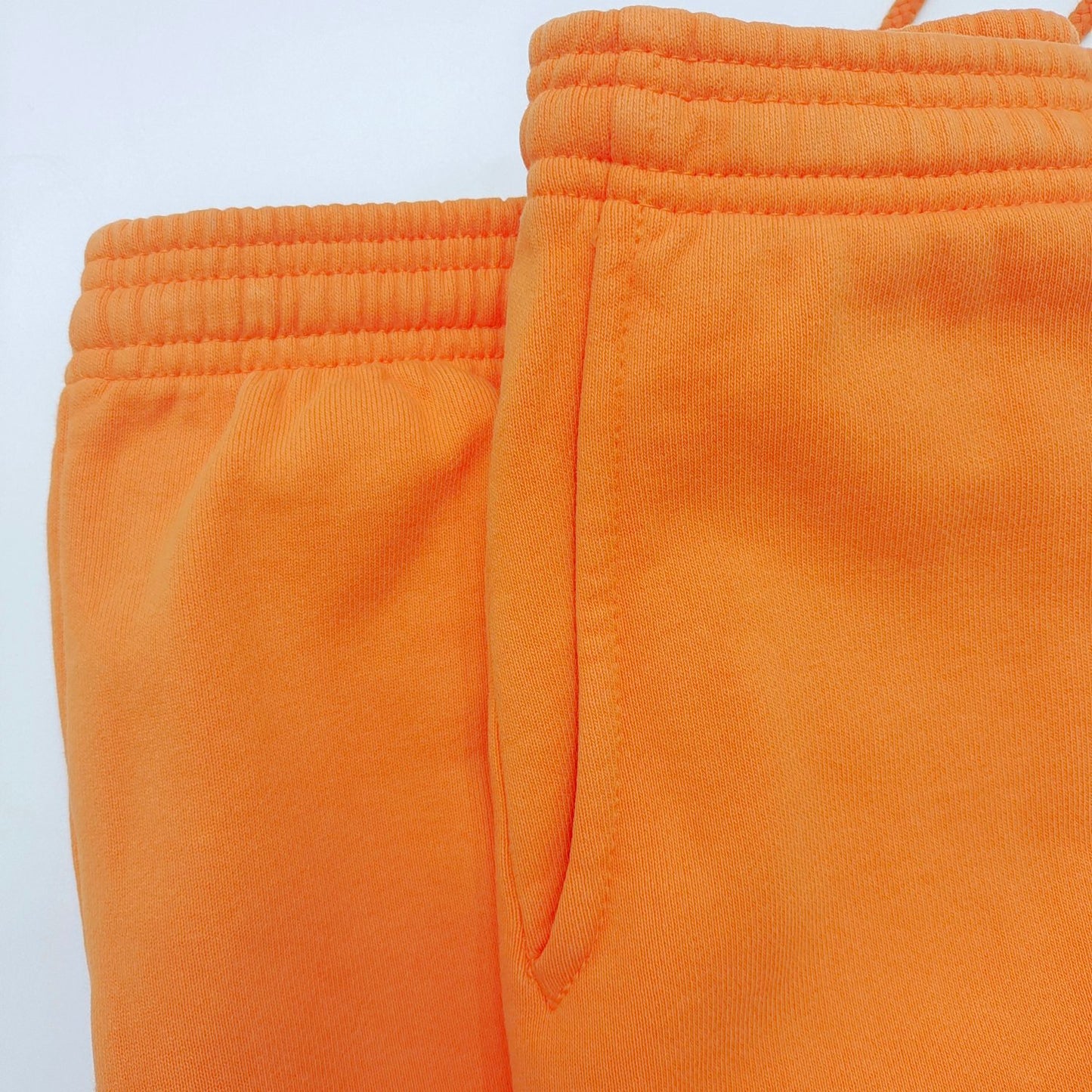 Orangefarbene Hose