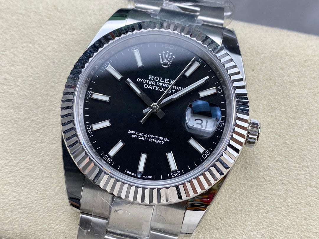 Weiß-schwarze Uhr