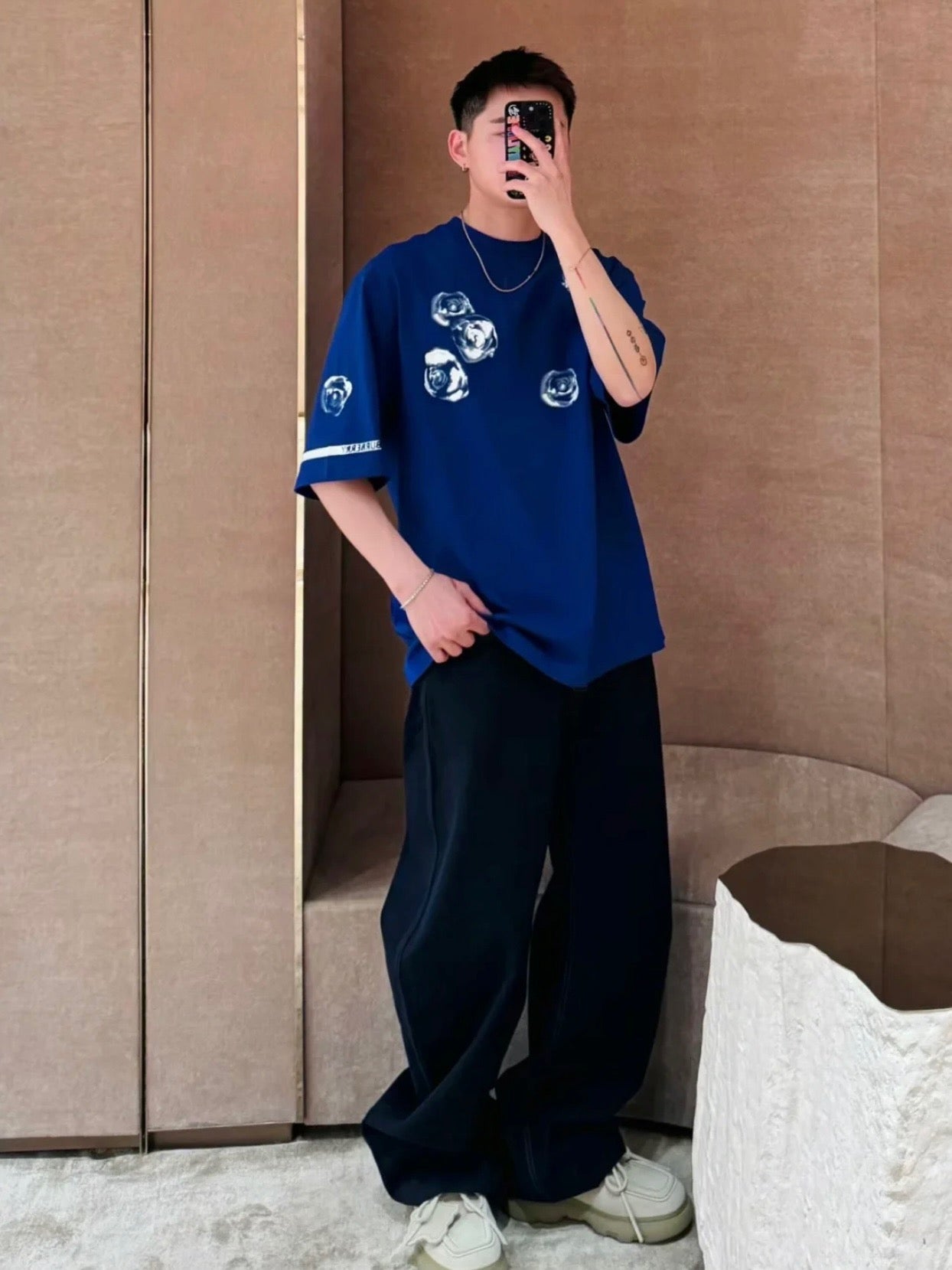 Weißes und himmelblaues T-Shirt