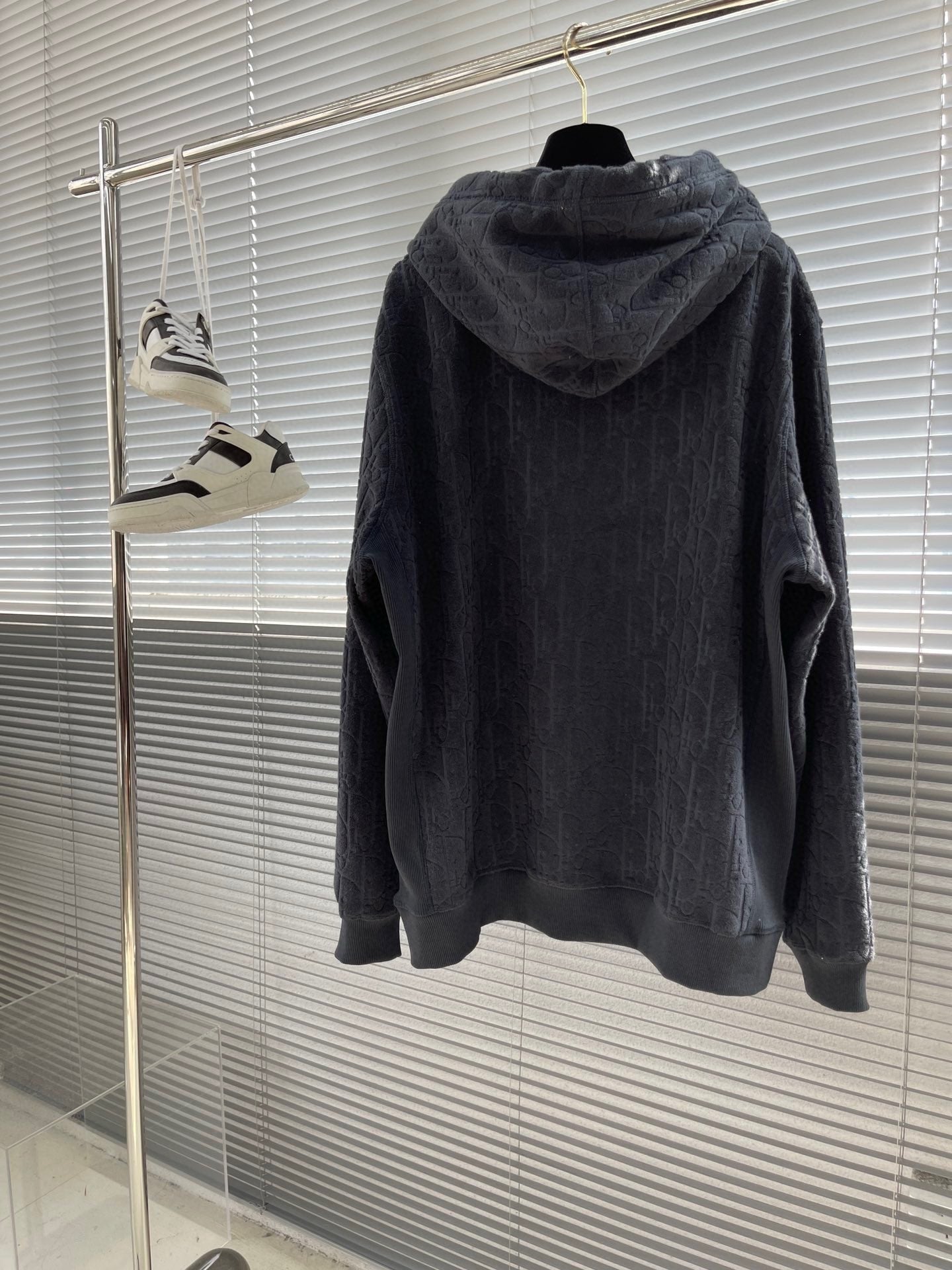 Schwarz-weißer Kapuzenpullover