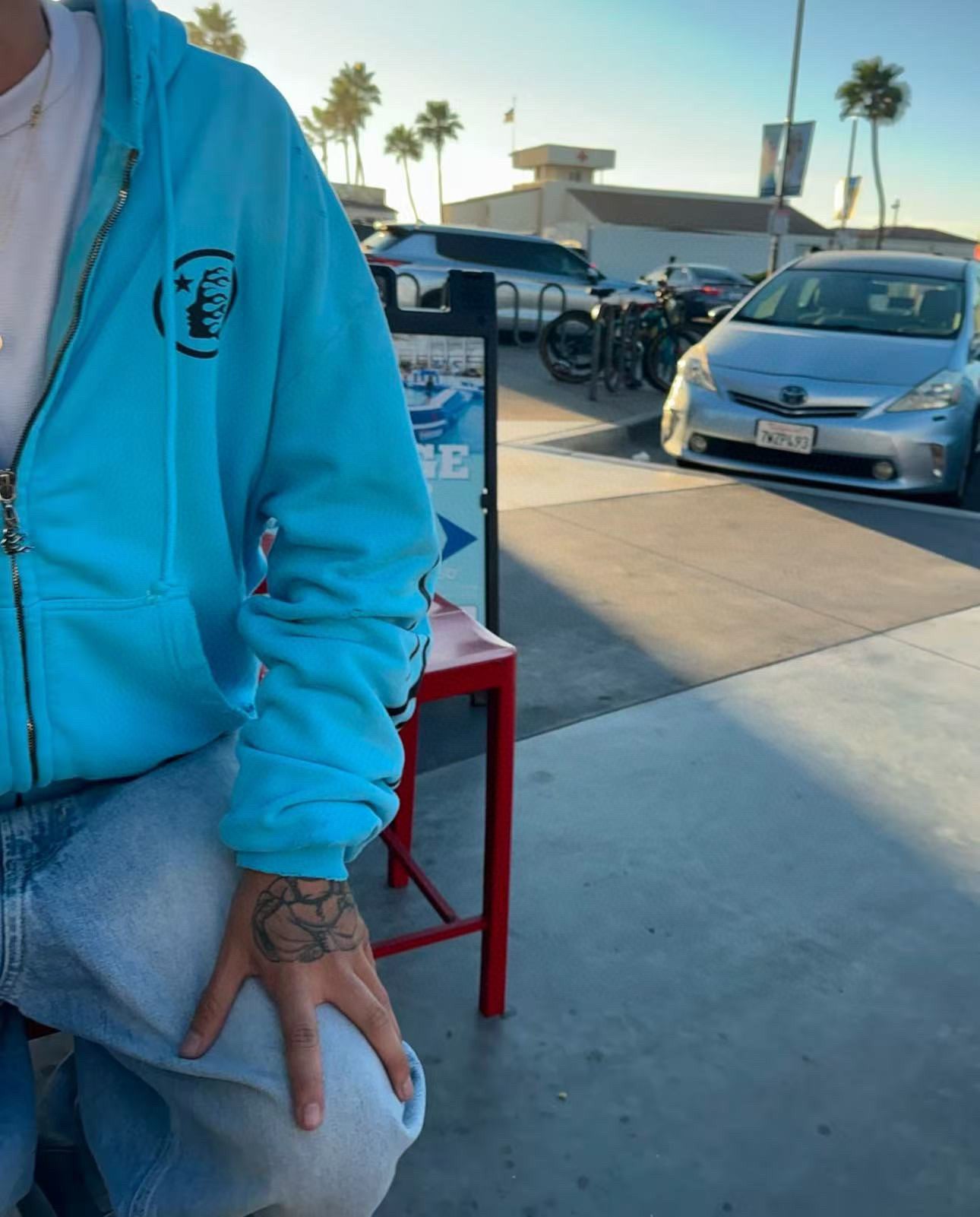 Himmelblauer Hoodie
