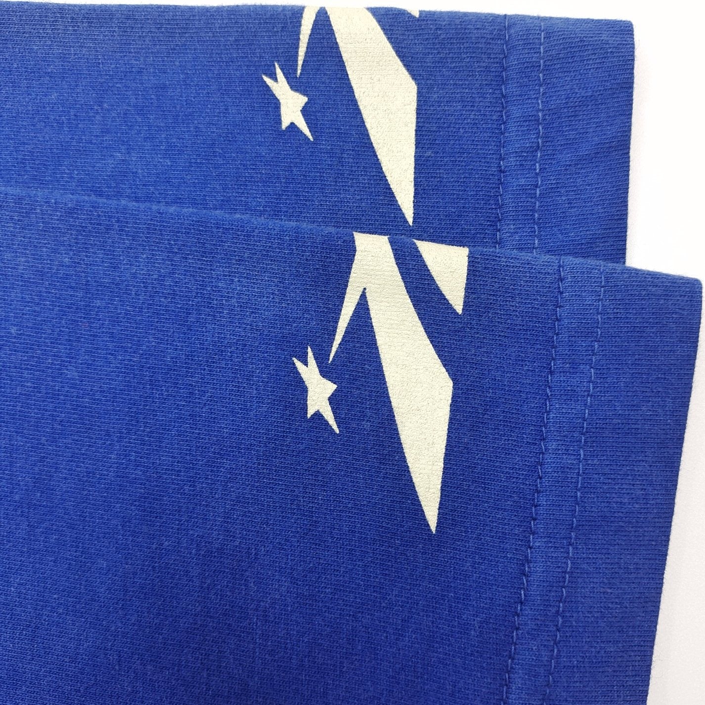 Himmelblaues T-Shirt