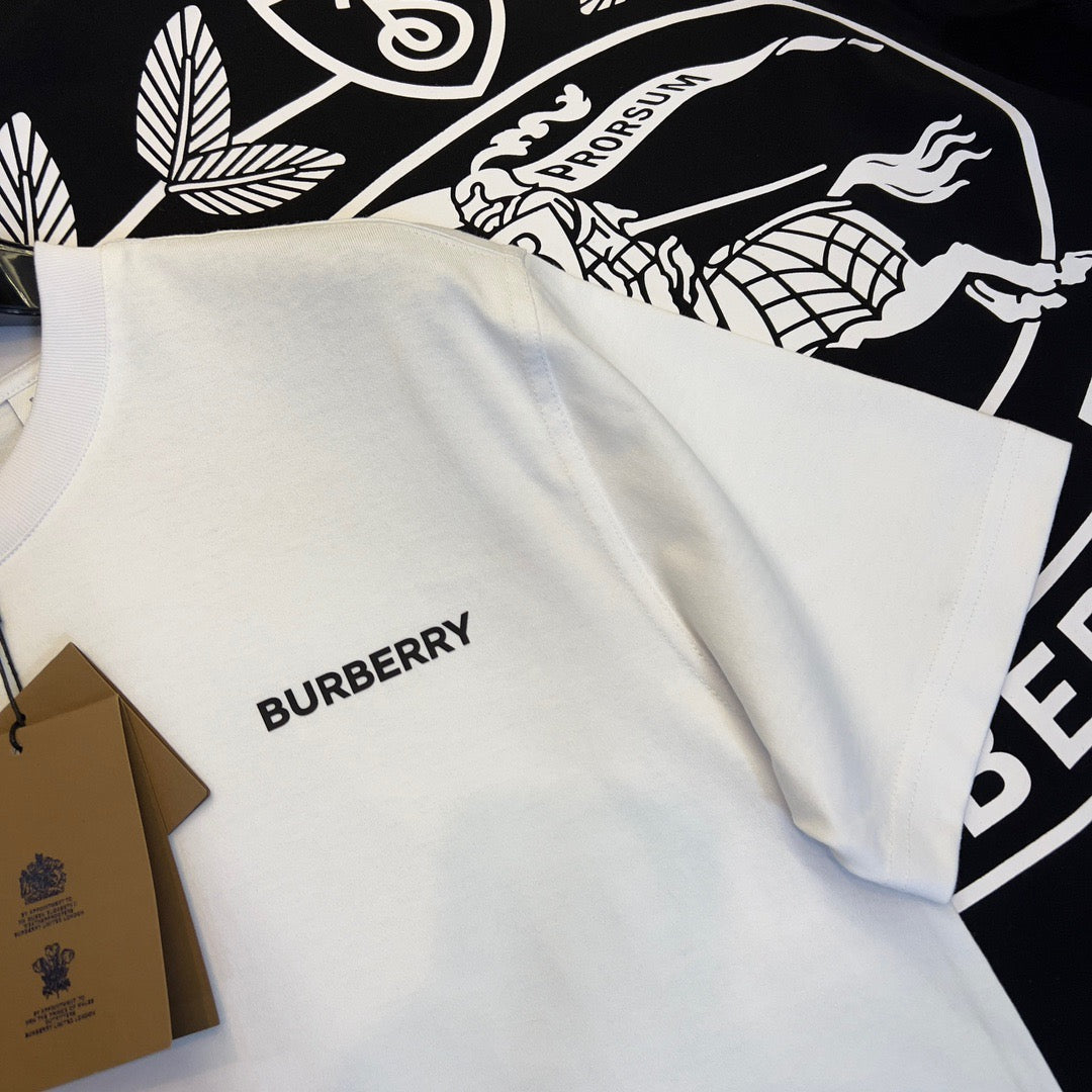 Schwarz-weißes T-Shirt
