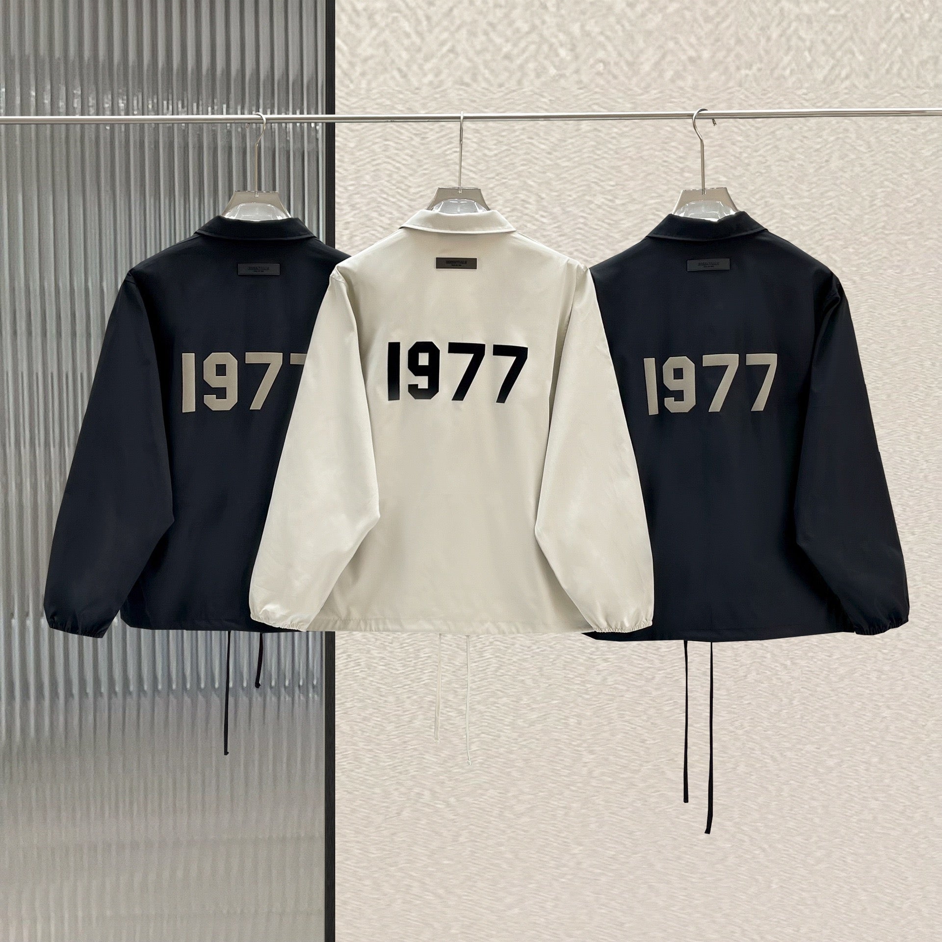 Schwarze und weiße Jacke