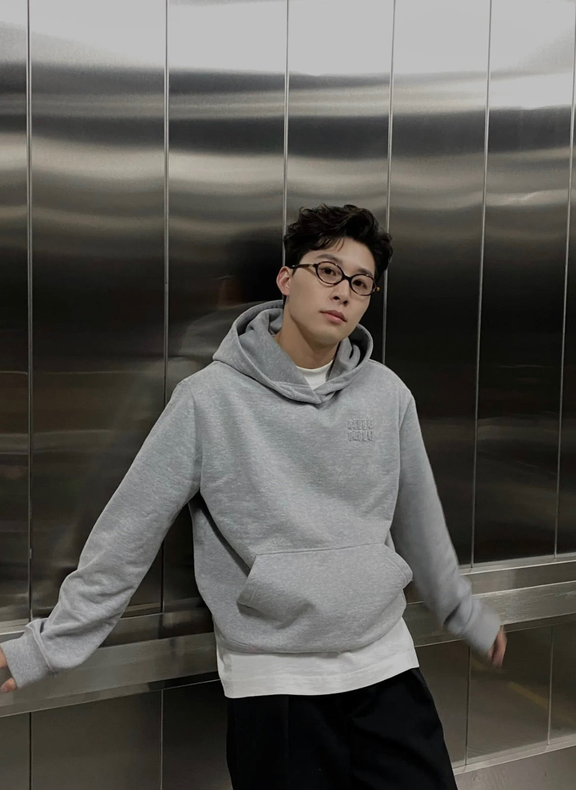 Grauer Hoodie