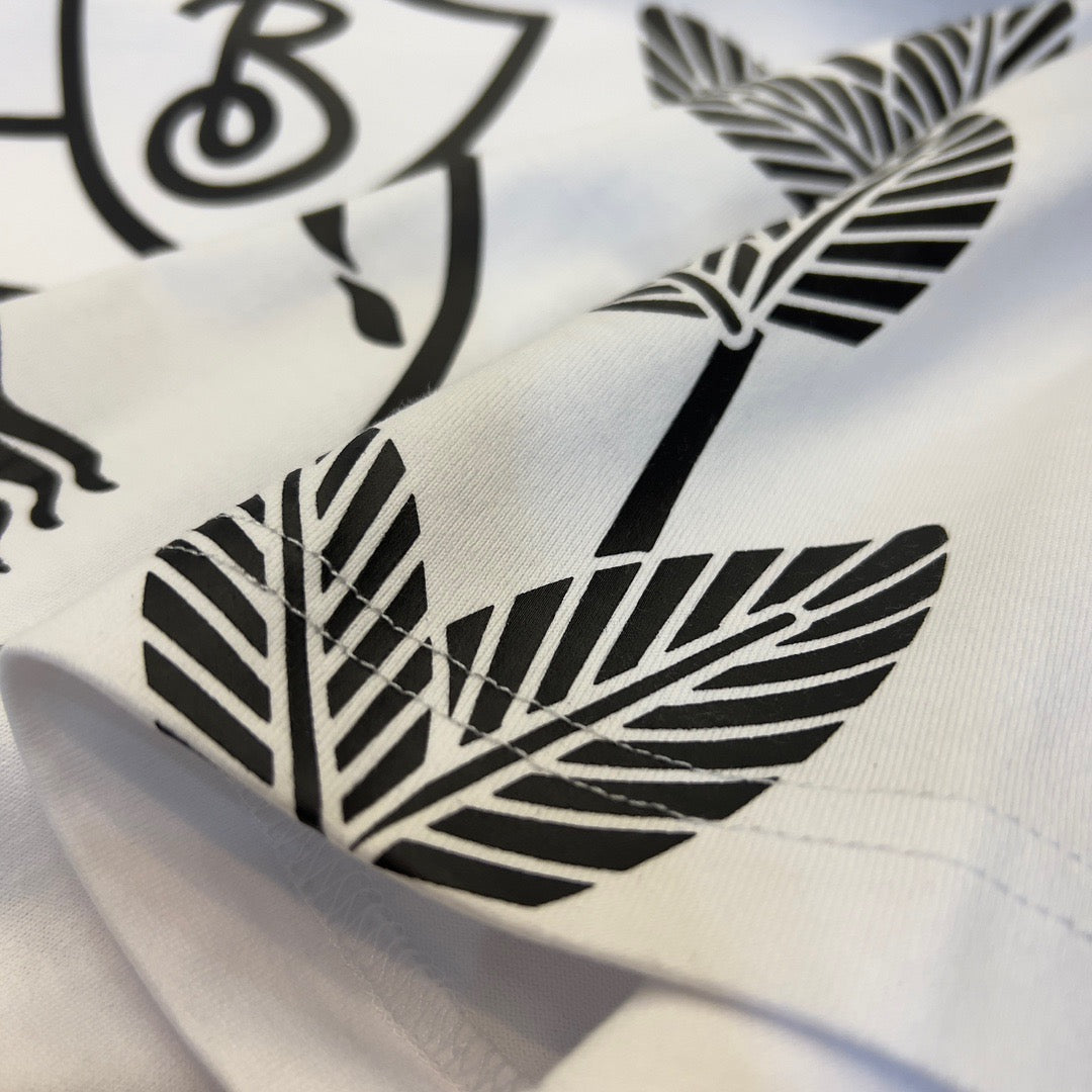 Schwarz-weißes T-Shirt