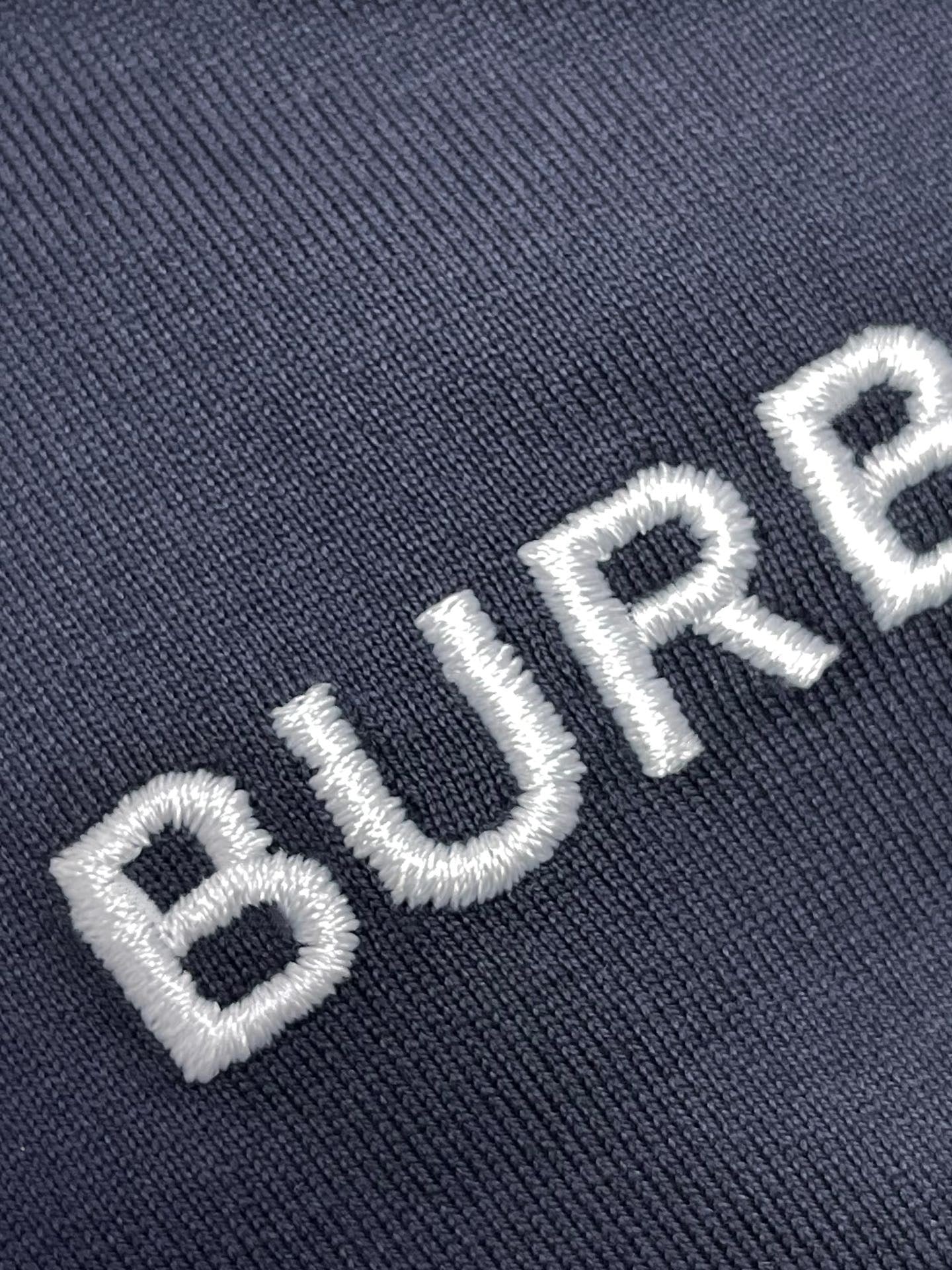 Schwarzes, weißes und blaues T-Shirt