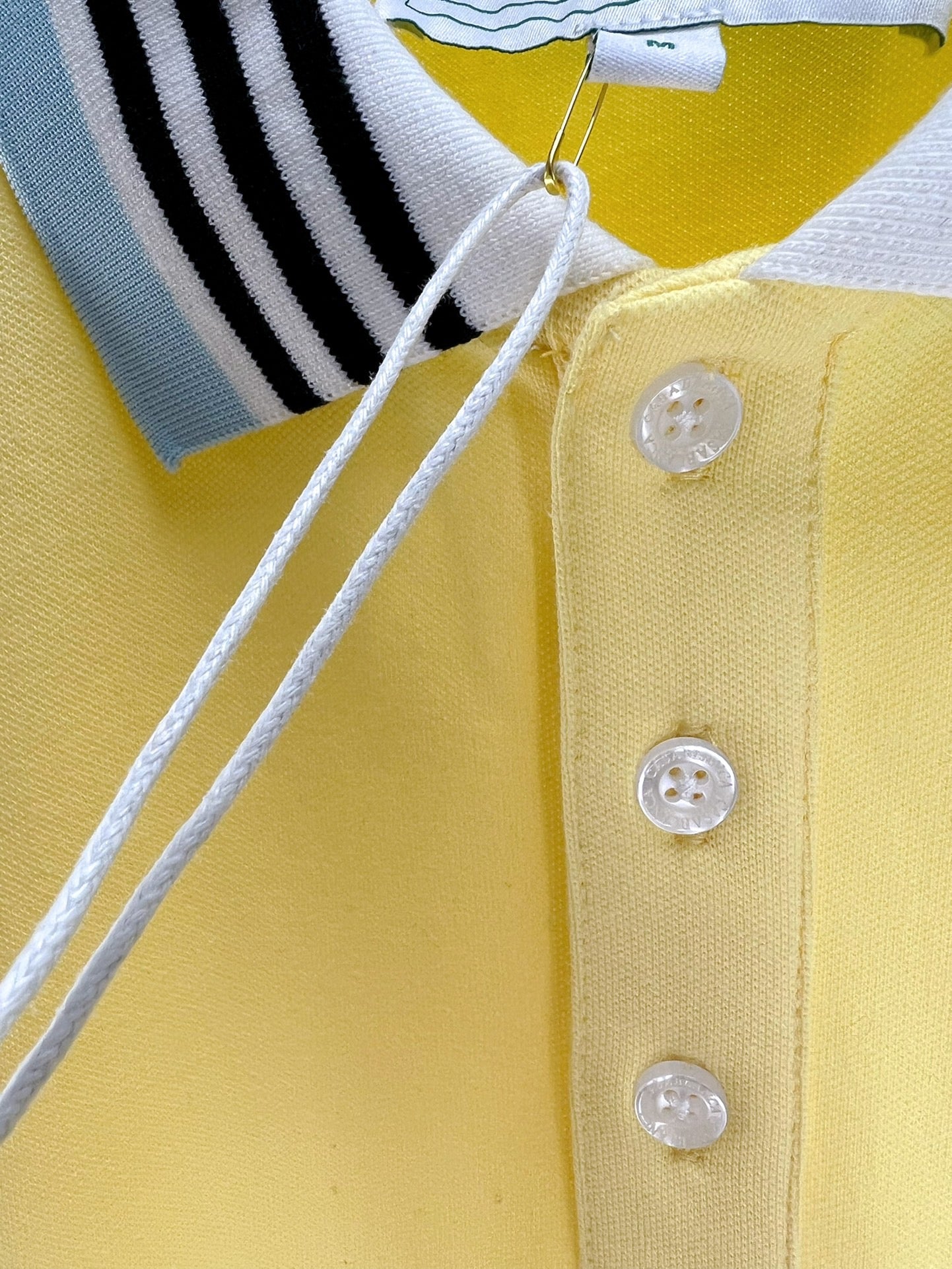 Gelbes und blaues Polo