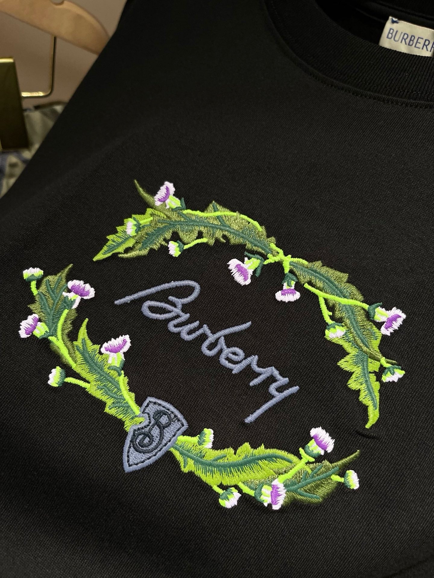 تي شيرت أبيض وأسود