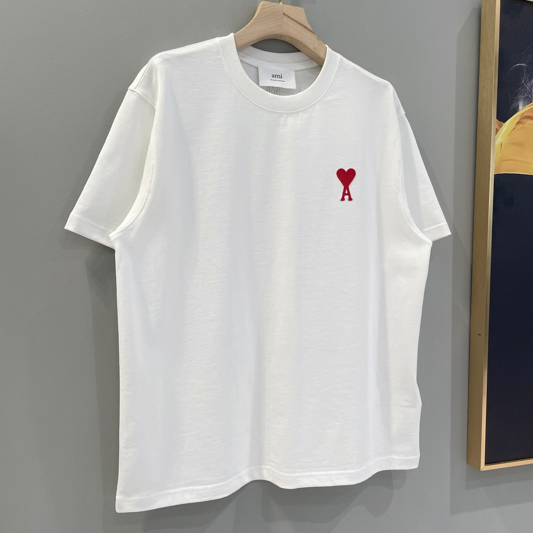 Weißes, schwarzes und graues T-Shirt