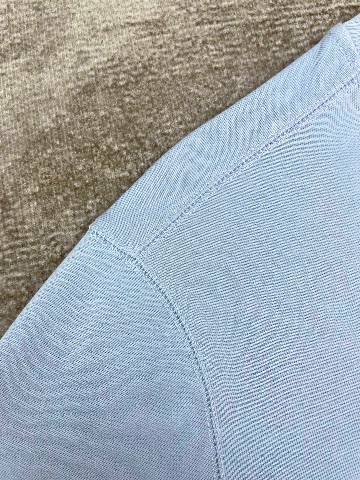Schwarzes und himmelblaues Sweatshirt