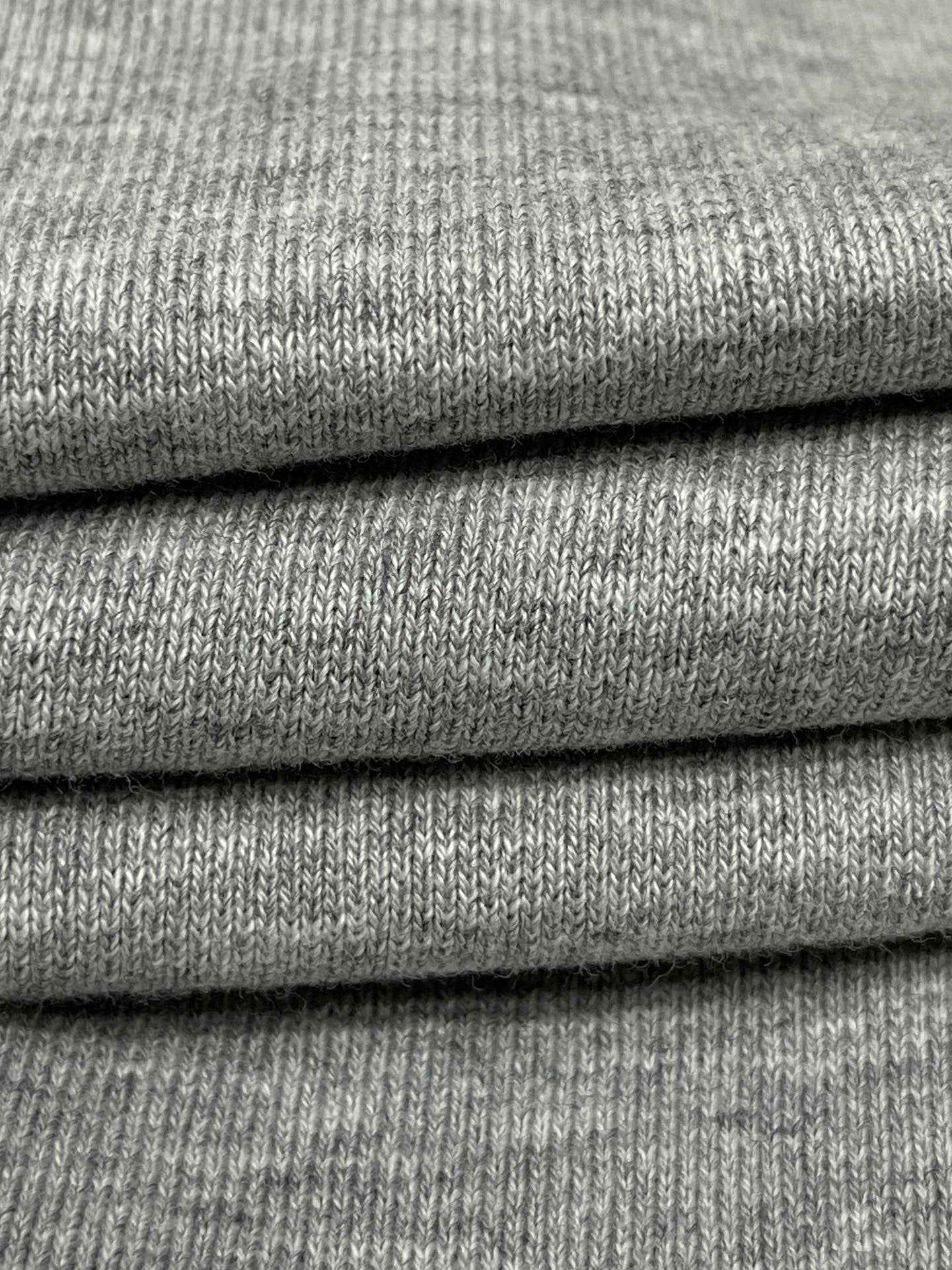 Schwarze und graue Jacke