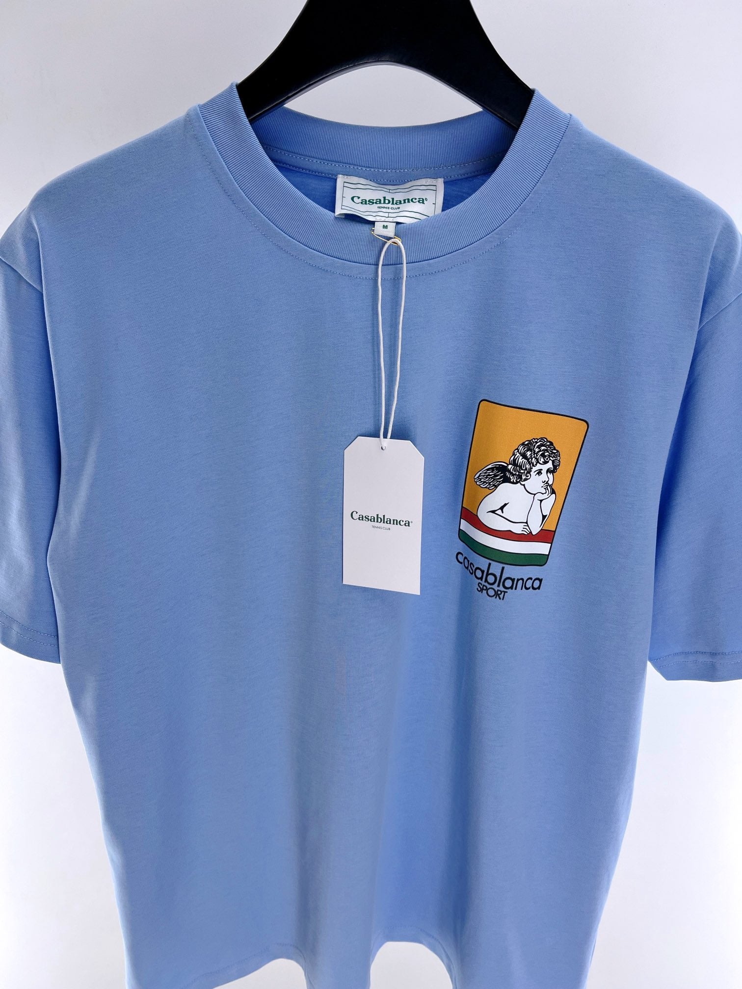 Himmelblaues und weißes T-Shirt