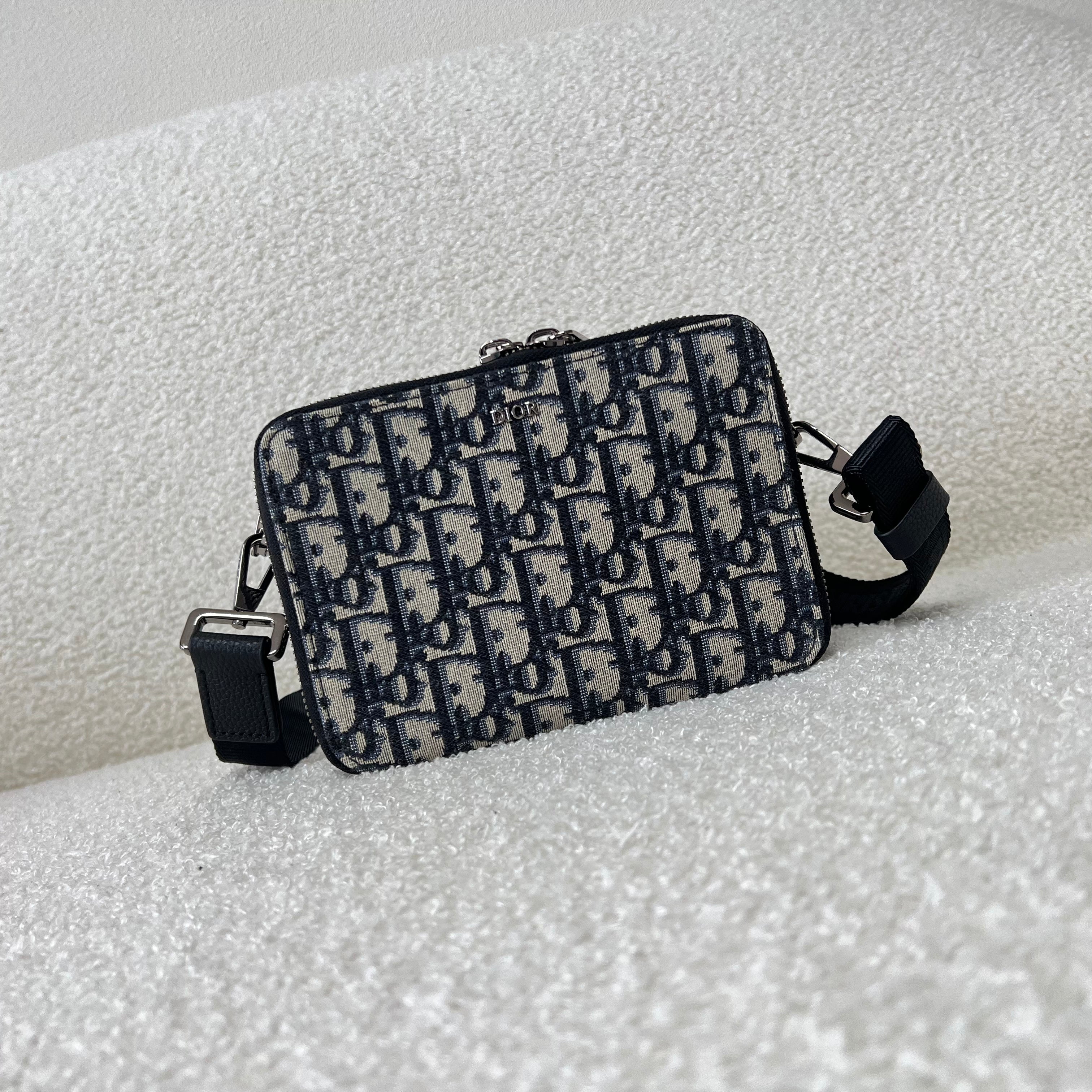 Blaue und schwarzgraue Tasche
