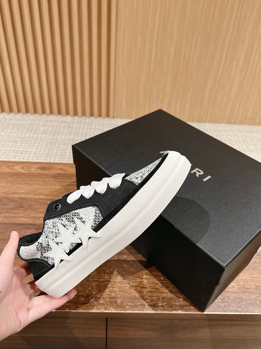 Schwarz-weiße Schuhe