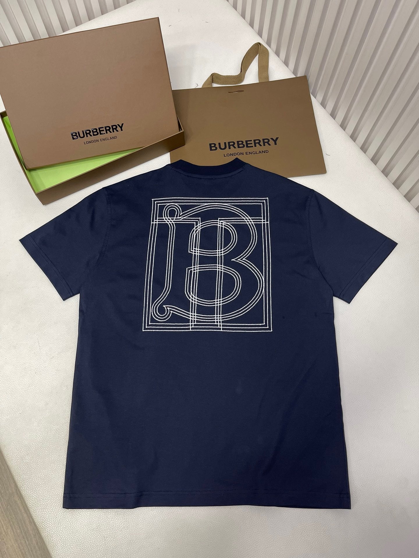 Schwarzes, weißes und blaues T-Shirt