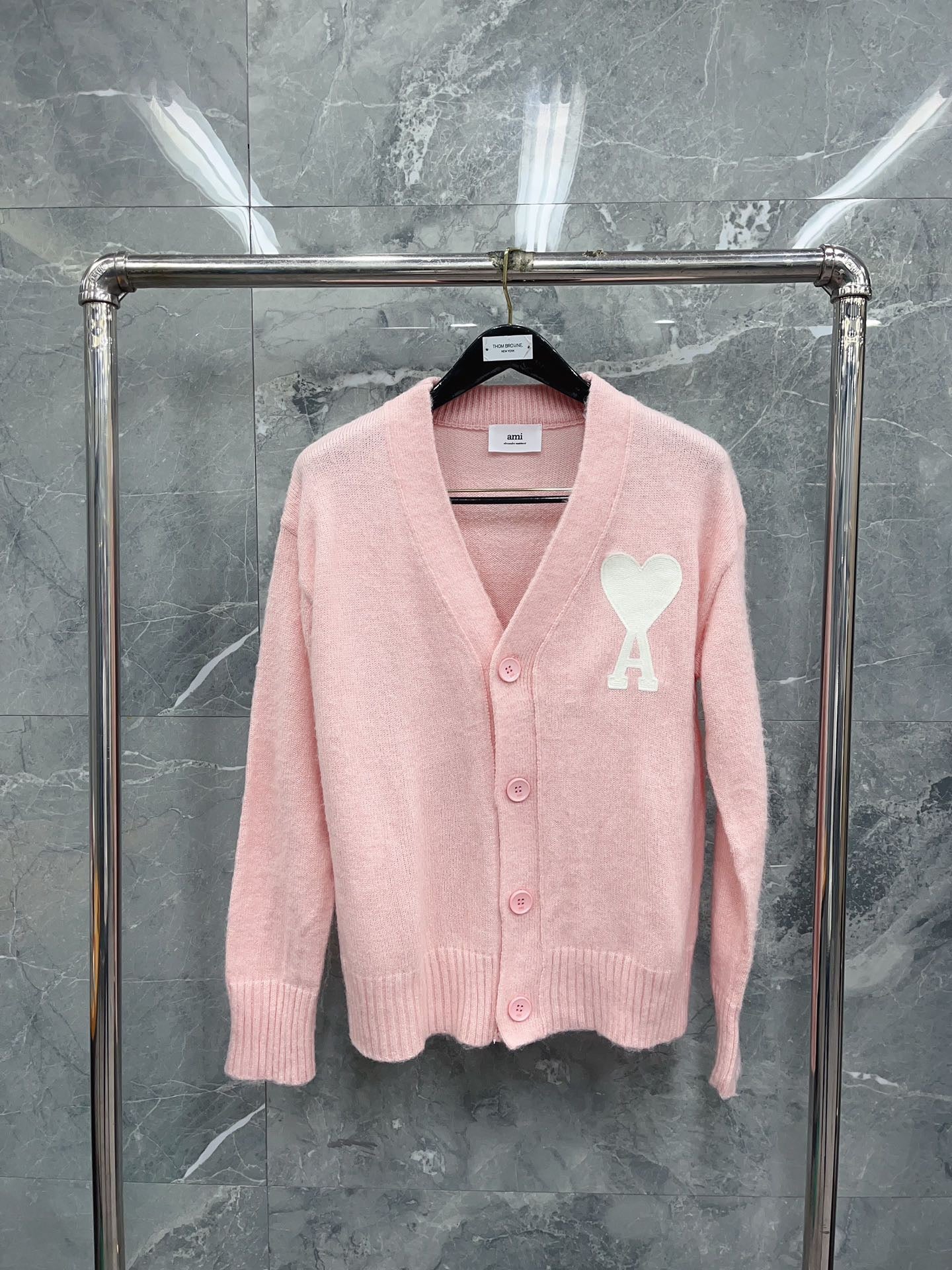 سترة باللون الوردي والأزرق الفاتح