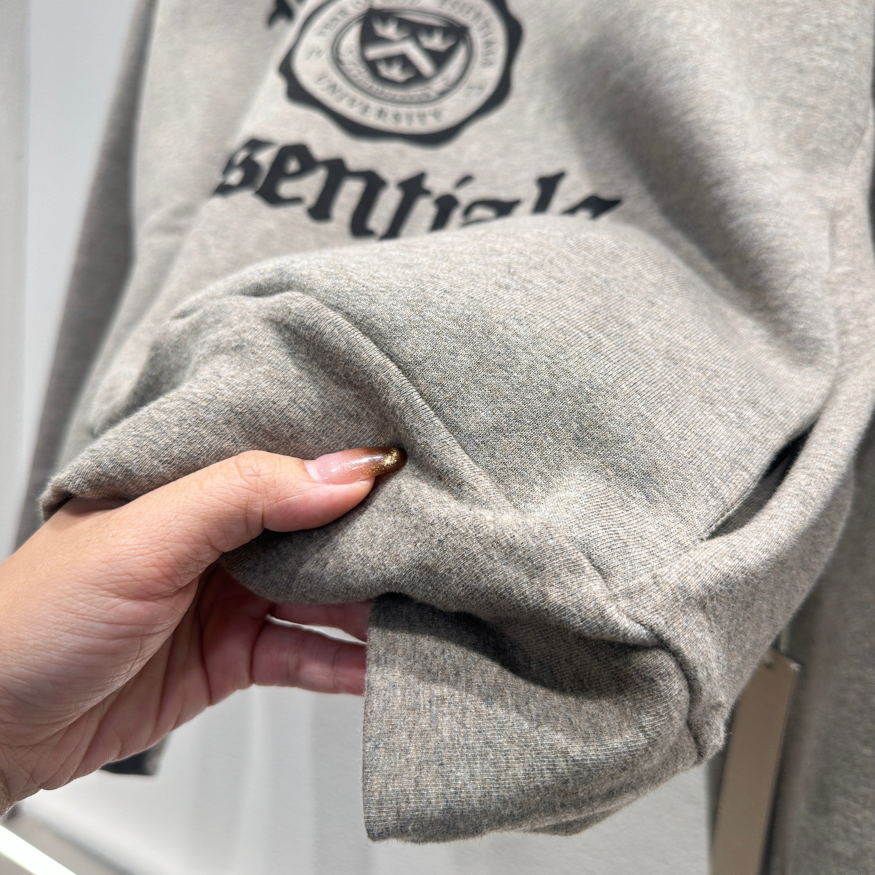 Sudadera con capucha negra y gris niebla oscura