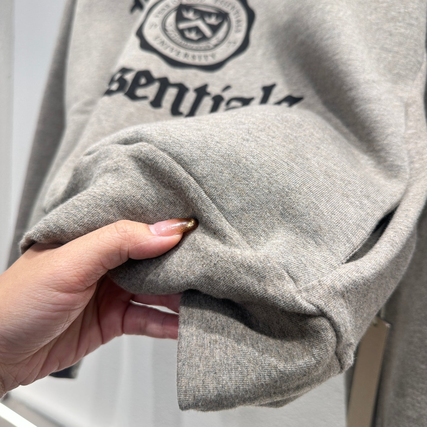 Schwarzer und dunkelnebelgrauer Hoodie