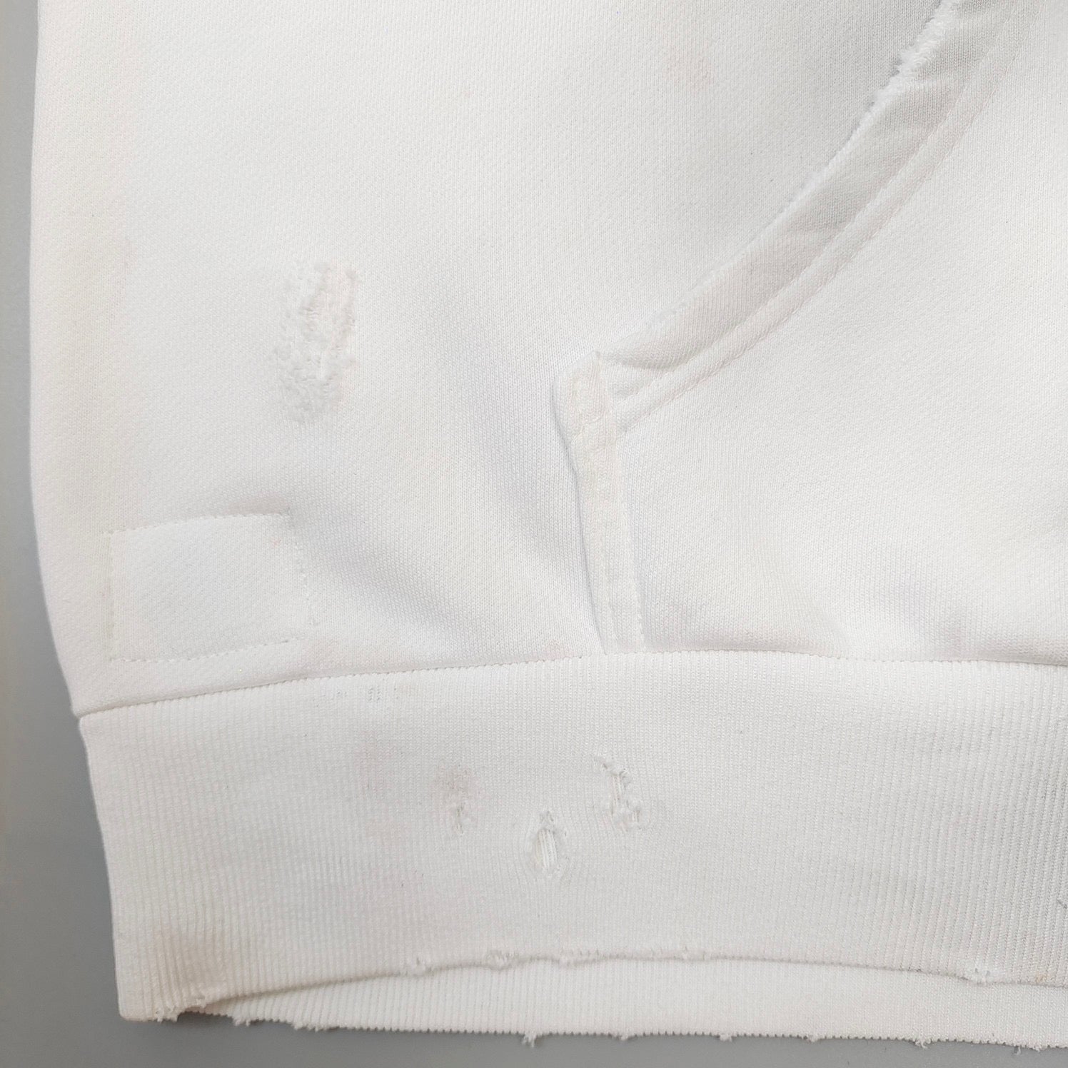 Sudadera con capucha blanca
