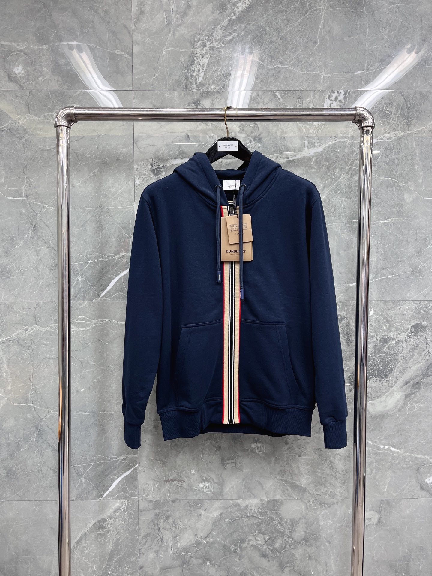 Schwarze, blaue und graue Jacke