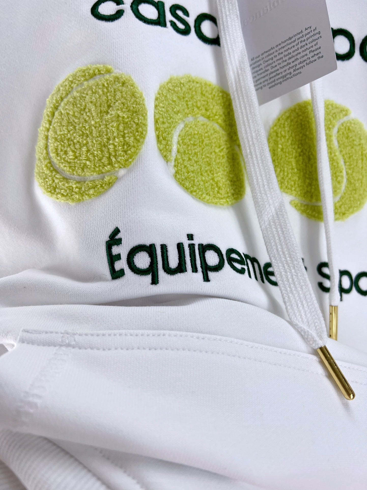 هودي باللونين الأبيض والأسود