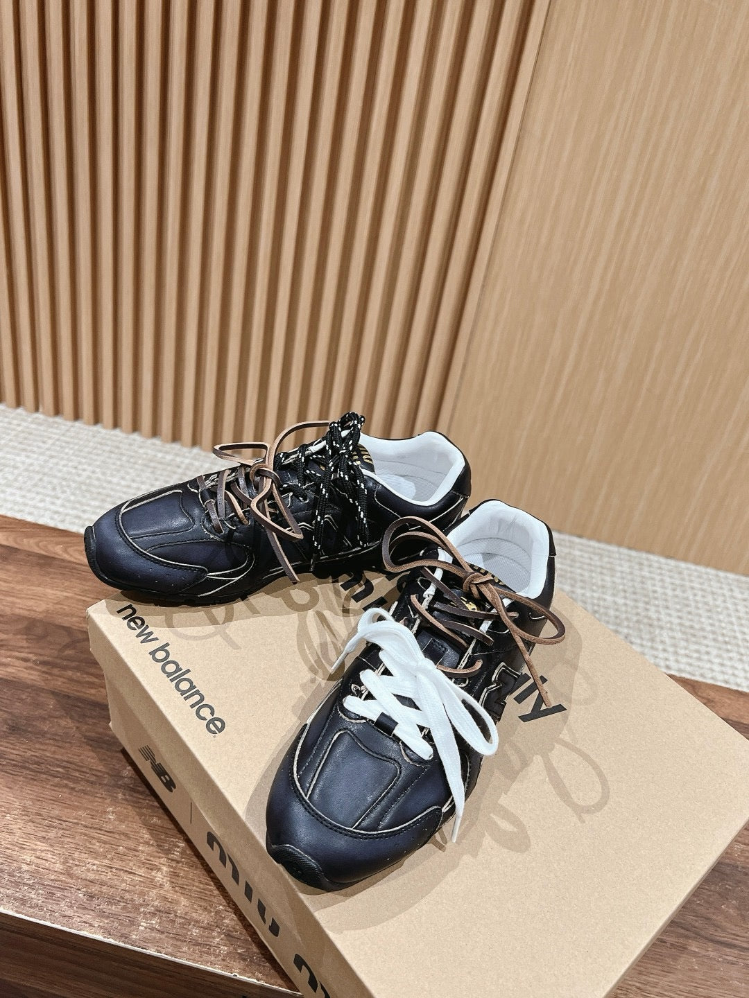 أحذية متعددة الألوان