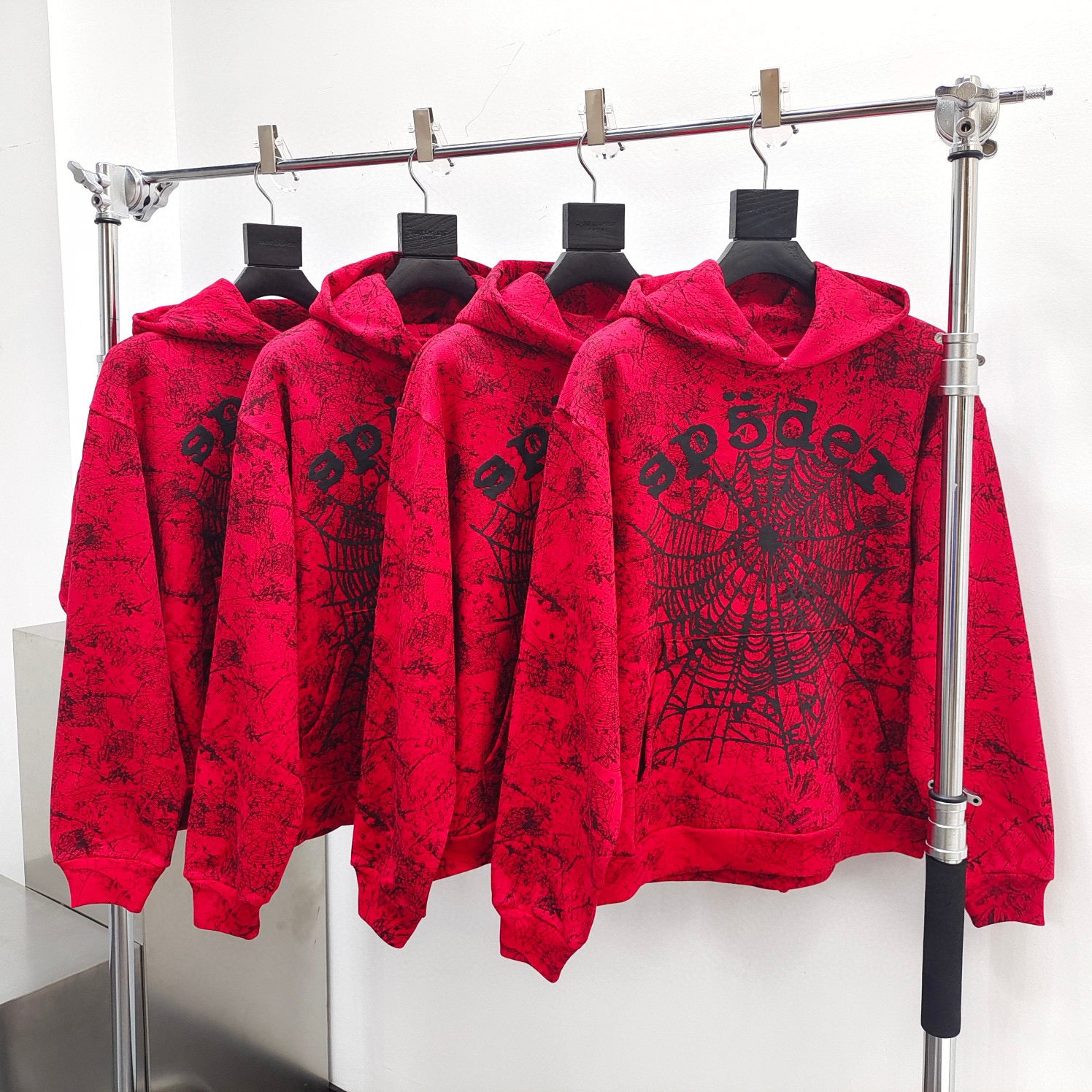 Roter Kapuzenpullover