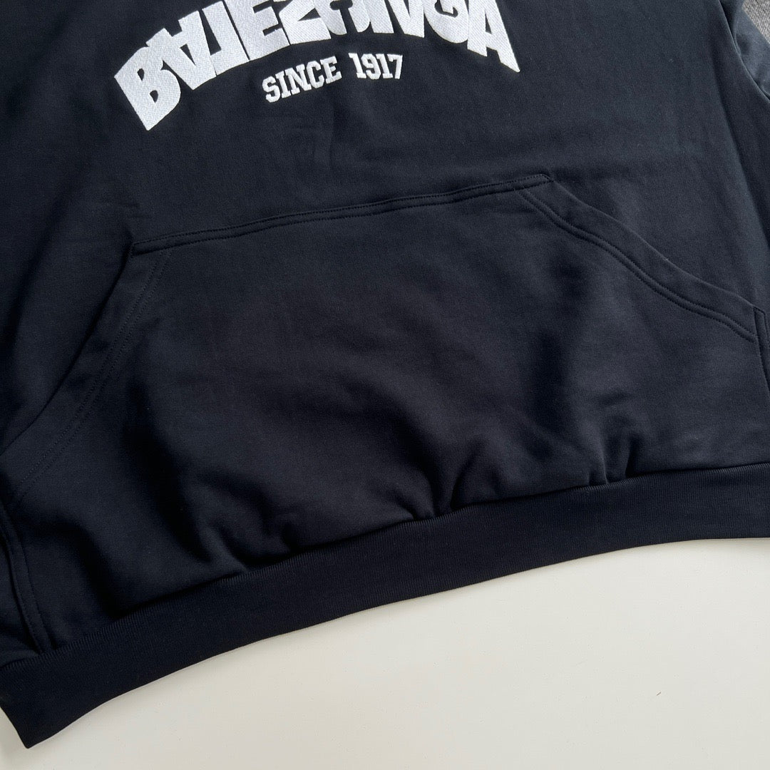 Schwarz-weißer Kapuzenpullover