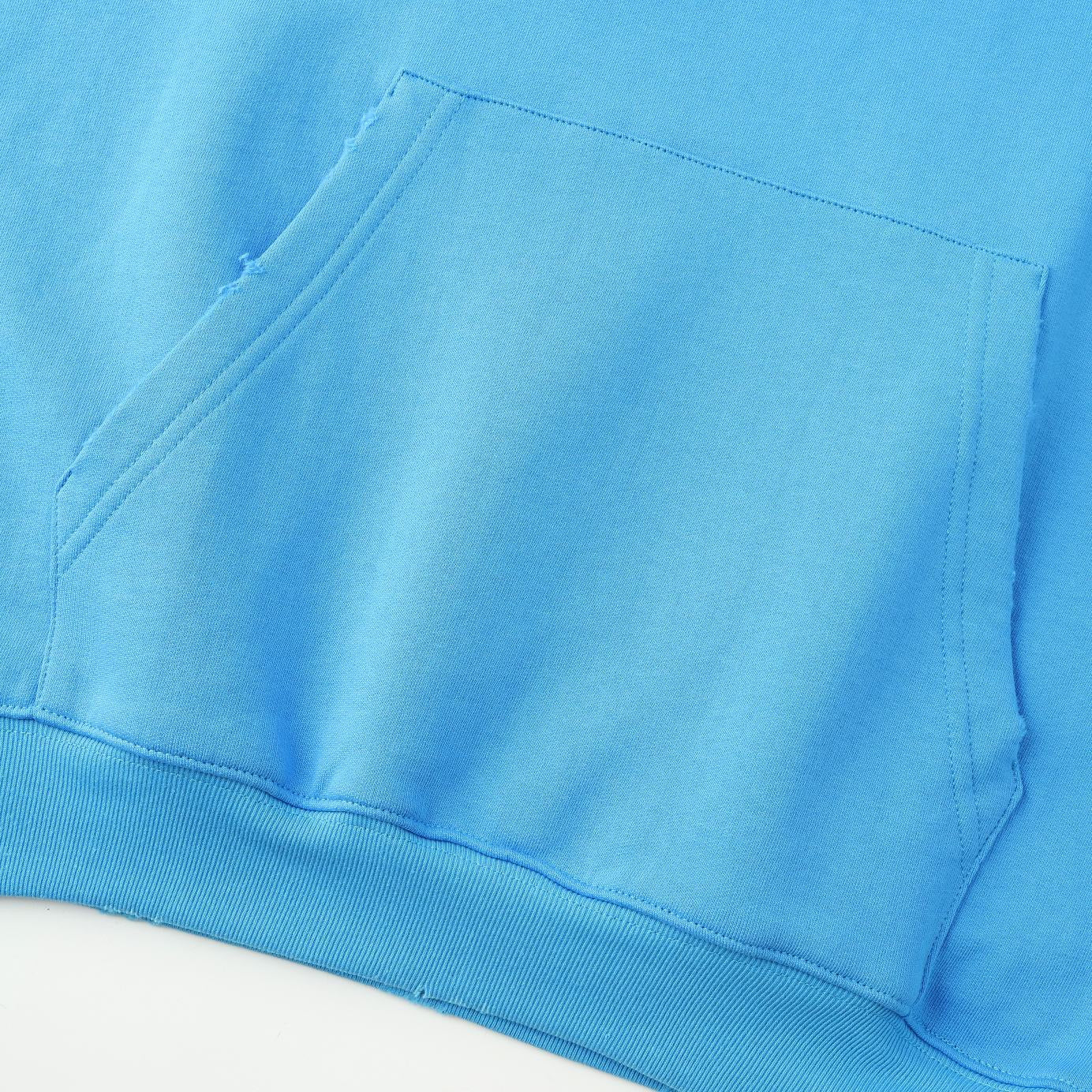 Himmelblauer und khakifarbener Hoodie