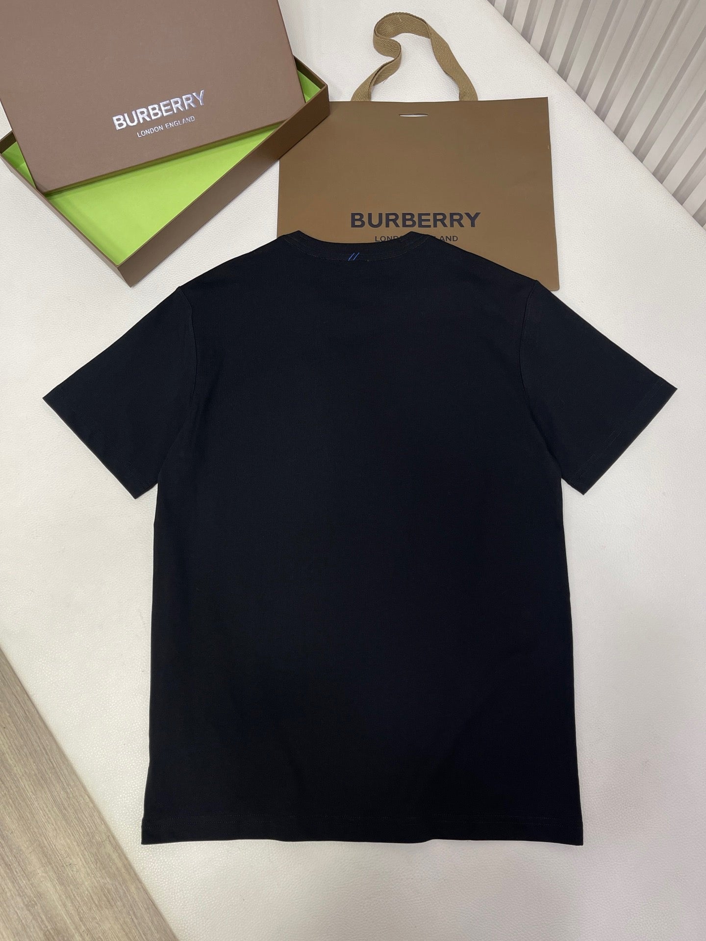 Weißes, grünes und schwarzes T-Shirt