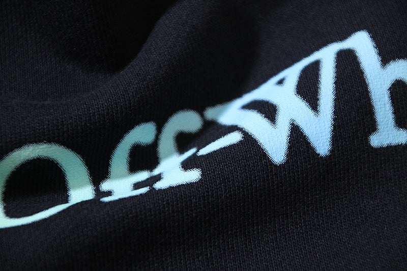 weißes und schwarzes Sweatshirt