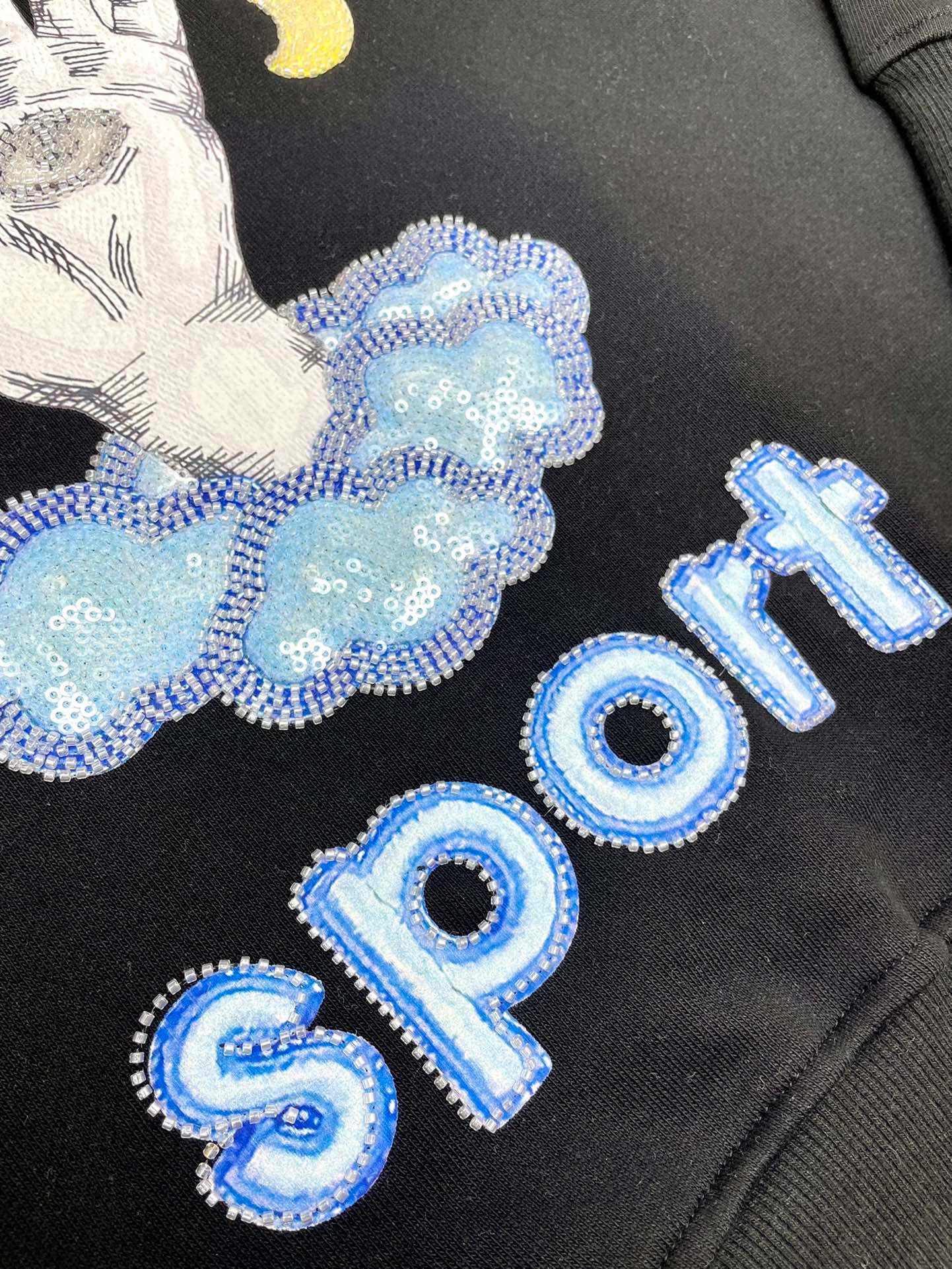 سويت شيرت أبيض وأسود