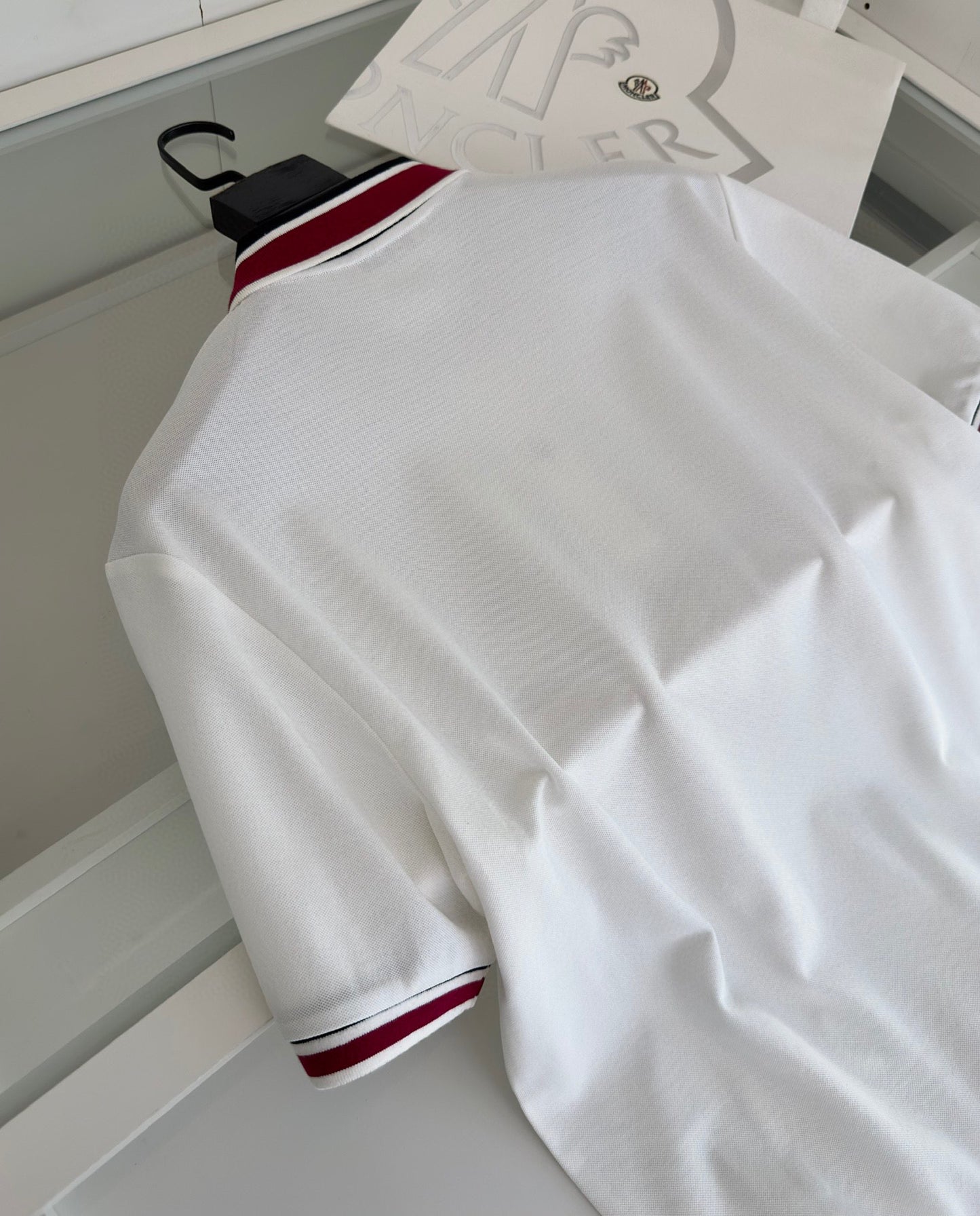 Schwarz-weißes T-Shirt