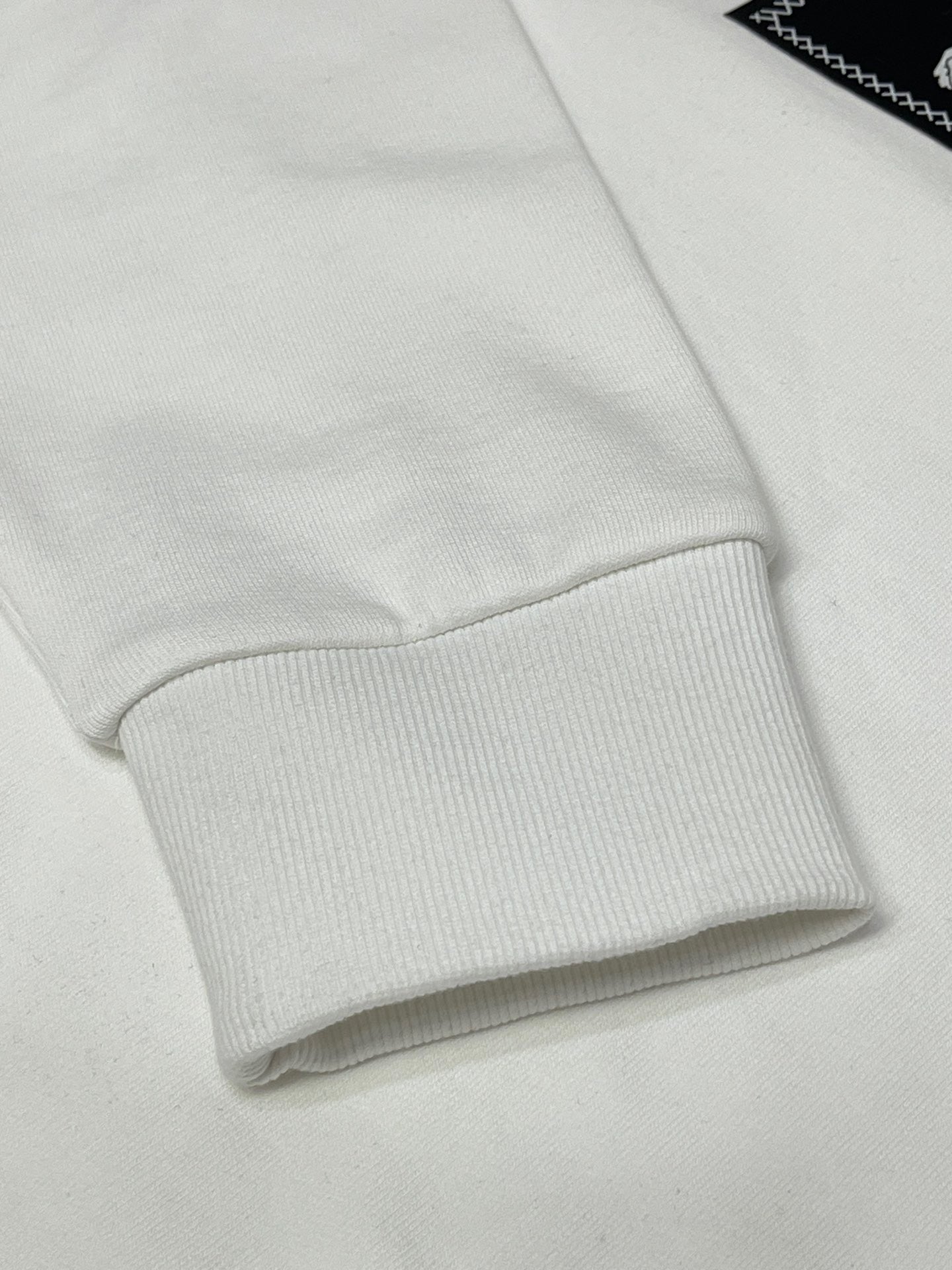 Schwarz-weißer Kapuzenpullover