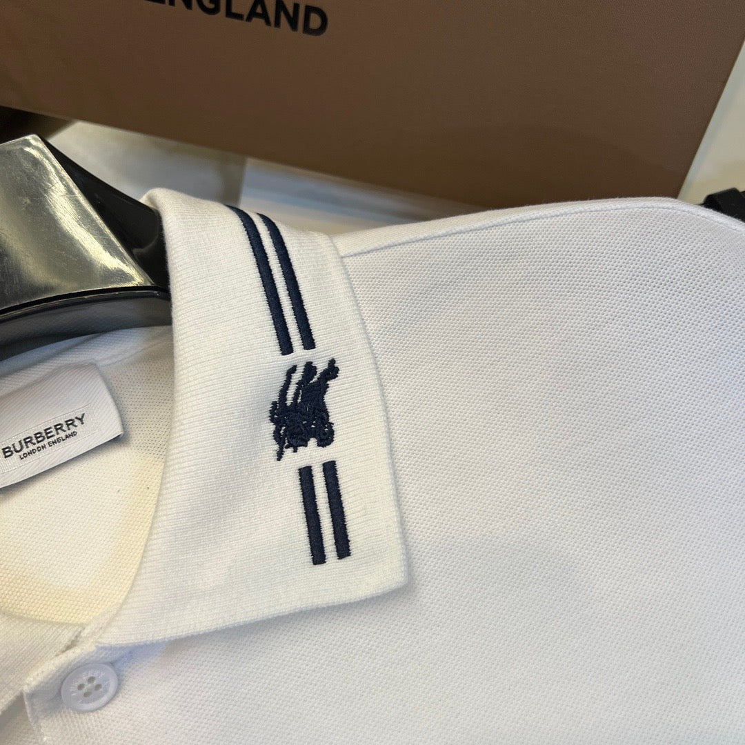 schwarzes und weißes Poloshirt